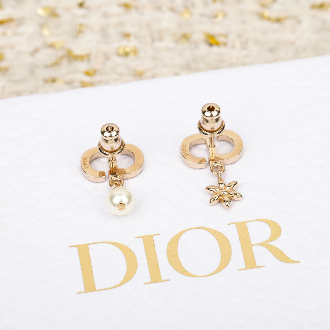 ¥ 100【我们出品】ZP 3820！量大咨询客Fu❗️

【D!or CD吊花珠耳钉】一定要买！2026早春最新款绝美系列❗️全网首发现货💥第一眼看上去的感觉就是它是个爆款！低调的浅金色搭配经典CD➕立体小花➕珍珠元素！镶嵌发灰的silver shadow水晶！特别高级👍🏻👍🏻银色里边透着深邃的灰色🤩超美且带酷酷风，小巧精致日常搭配首选❗️必入单品，超级百搭，十分推荐宝们一定要留❗️