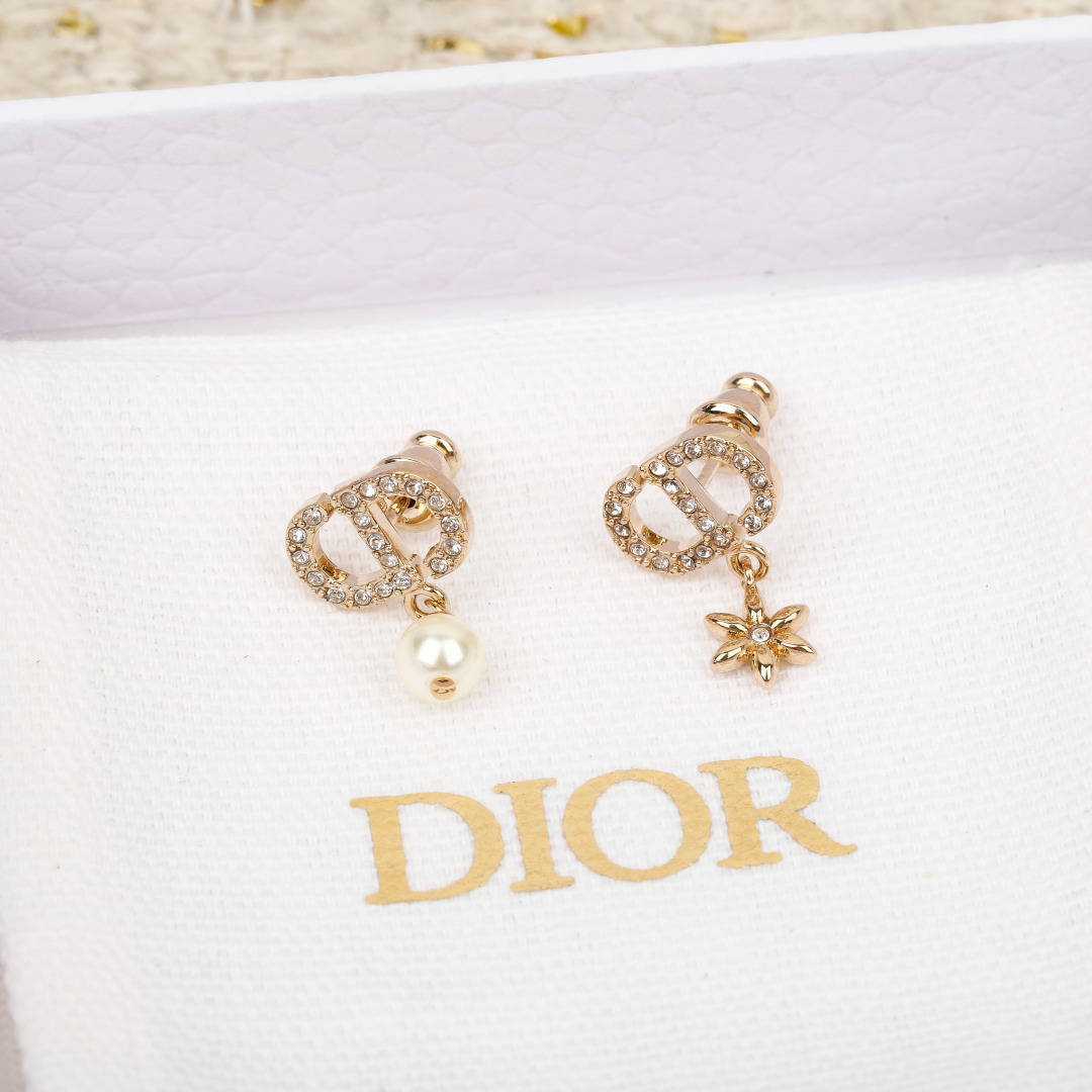 ¥ 100【我们出品】ZP 3820！量大咨询客Fu❗️

【D!or CD吊花珠耳钉】一定要买！2026早春最新款绝美系列❗️全网首发现货💥第一眼看上去的感觉就是它是个爆款！低调的浅金色搭配经典CD➕立体小花➕珍珠元素！镶嵌发灰的silver shadow水晶！特别高级👍🏻👍🏻银色里边透着深邃的灰色🤩超美且带酷酷风，小巧精致日常搭配首选❗️必入单品，超级百搭，十分推荐宝们一定要留❗️