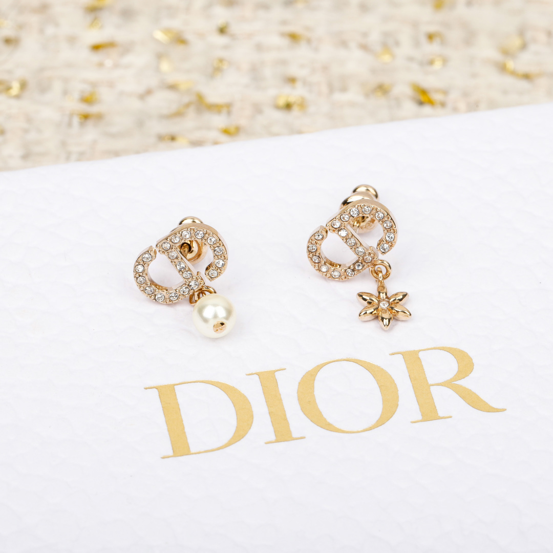 ¥ 100【我们出品】ZP 3820！量大咨询客Fu❗️

【D!or CD吊花珠耳钉】一定要买！2026早春最新款绝美系列❗️全网首发现货💥第一眼看上去的感觉就是它是个爆款！低调的浅金色搭配经典CD➕立体小花➕珍珠元素！镶嵌发灰的silver shadow水晶！特别高级👍🏻👍🏻银色里边透着深邃的灰色🤩超美且带酷酷风，小巧精致日常搭配首选❗️必入单品，超级百搭，十分推荐宝们一定要留❗️