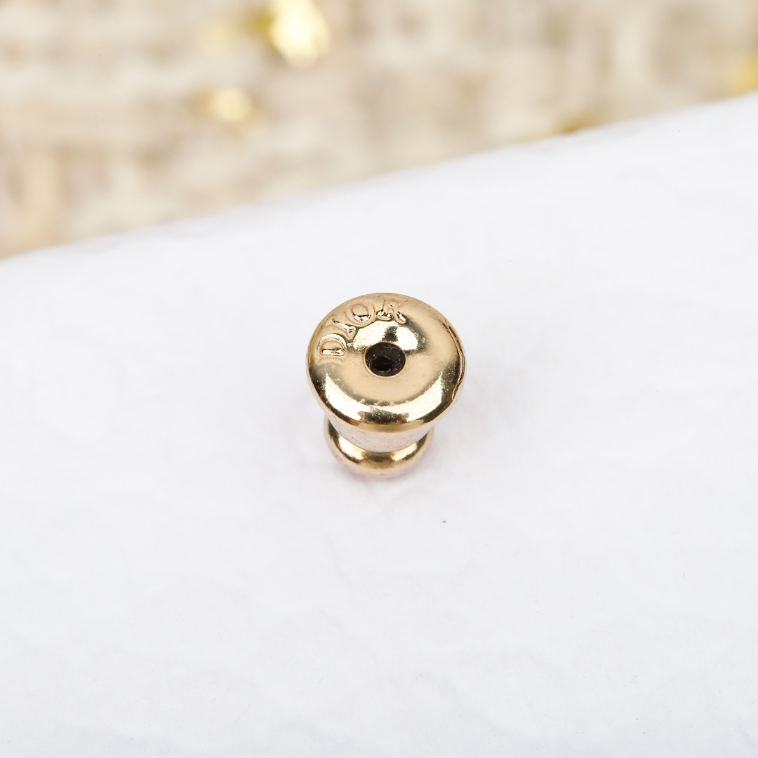 ¥ 100【我们出品】ZP 3820！量大咨询客Fu❗️

【D!or CD吊花珠耳钉】一定要买！2026早春最新款绝美系列❗️全网首发现货💥第一眼看上去的感觉就是它是个爆款！低调的浅金色搭配经典CD➕立体小花➕珍珠元素！镶嵌发灰的silver shadow水晶！特别高级👍🏻👍🏻银色里边透着深邃的灰色🤩超美且带酷酷风，小巧精致日常搭配首选❗️必入单品，超级百搭，十分推荐宝们一定要留❗️