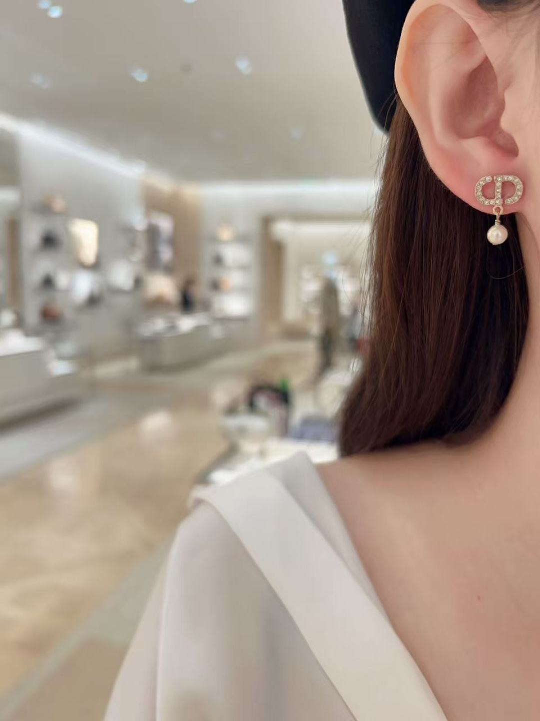 ¥ 100【我们出品】ZP 3820！量大咨询客Fu❗️

【D!or CD吊花珠耳钉】一定要买！2026早春最新款绝美系列❗️全网首发现货💥第一眼看上去的感觉就是它是个爆款！低调的浅金色搭配经典CD➕立体小花➕珍珠元素！镶嵌发灰的silver shadow水晶！特别高级👍🏻👍🏻银色里边透着深邃的灰色🤩超美且带酷酷风，小巧精致日常搭配首选❗️必入单品，超级百搭，十分推荐宝们一定要留❗️