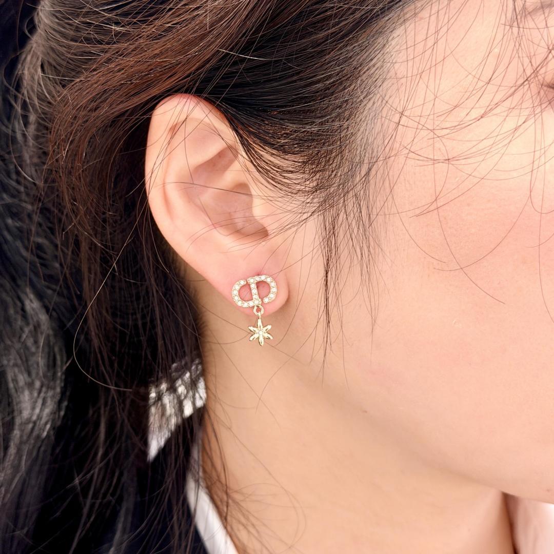 ¥ 100【我们出品】ZP 3820！量大咨询客Fu❗️

【D!or CD吊花珠耳钉】一定要买！2026早春最新款绝美系列❗️全网首发现货💥第一眼看上去的感觉就是它是个爆款！低调的浅金色搭配经典CD➕立体小花➕珍珠元素！镶嵌发灰的silver shadow水晶！特别高级👍🏻👍🏻银色里边透着深邃的灰色🤩超美且带酷酷风，小巧精致日常搭配首选❗️必入单品，超级百搭，十分推荐宝们一定要留❗️