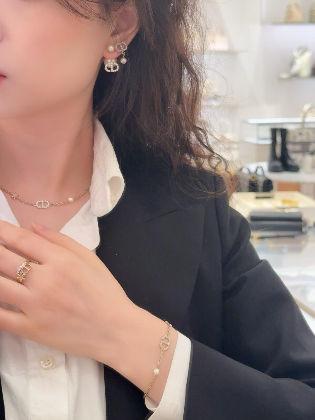 ¥ 100【我们出品】ZP 3820！量大咨询客Fu❗️

【D!or CD吊花珠耳钉】一定要买！2026早春最新款绝美系列❗️全网首发现货💥第一眼看上去的感觉就是它是个爆款！低调的浅金色搭配经典CD➕立体小花➕珍珠元素！镶嵌发灰的silver shadow水晶！特别高级👍🏻👍🏻银色里边透着深邃的灰色🤩超美且带酷酷风，小巧精致日常搭配首选❗️必入单品，超级百搭，十分推荐宝们一定要留❗️