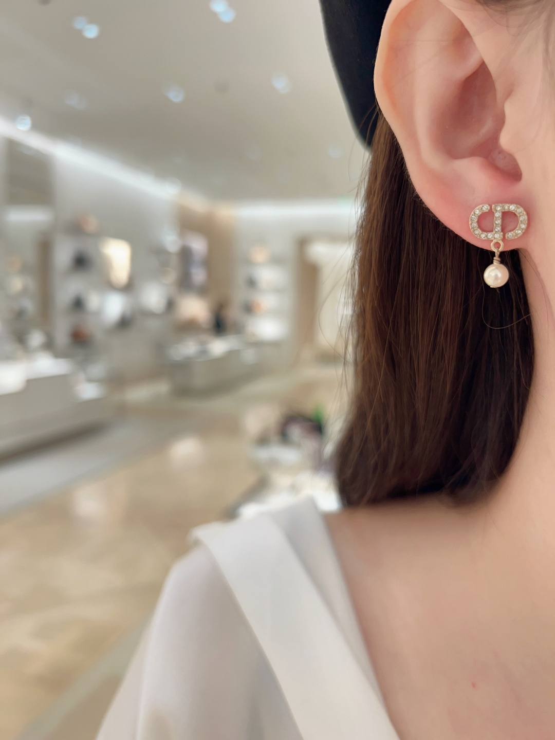 ¥ 100【我们出品】ZP 3820！量大咨询客Fu❗️

【D!or CD吊花珠耳钉】一定要买！2026早春最新款绝美系列❗️全网首发现货💥第一眼看上去的感觉就是它是个爆款！低调的浅金色搭配经典CD➕立体小花➕珍珠元素！镶嵌发灰的silver shadow水晶！特别高级👍🏻👍🏻银色里边透着深邃的灰色🤩超美且带酷酷风，小巧精致日常搭配首选❗️必入单品，超级百搭，十分推荐宝们一定要留❗️