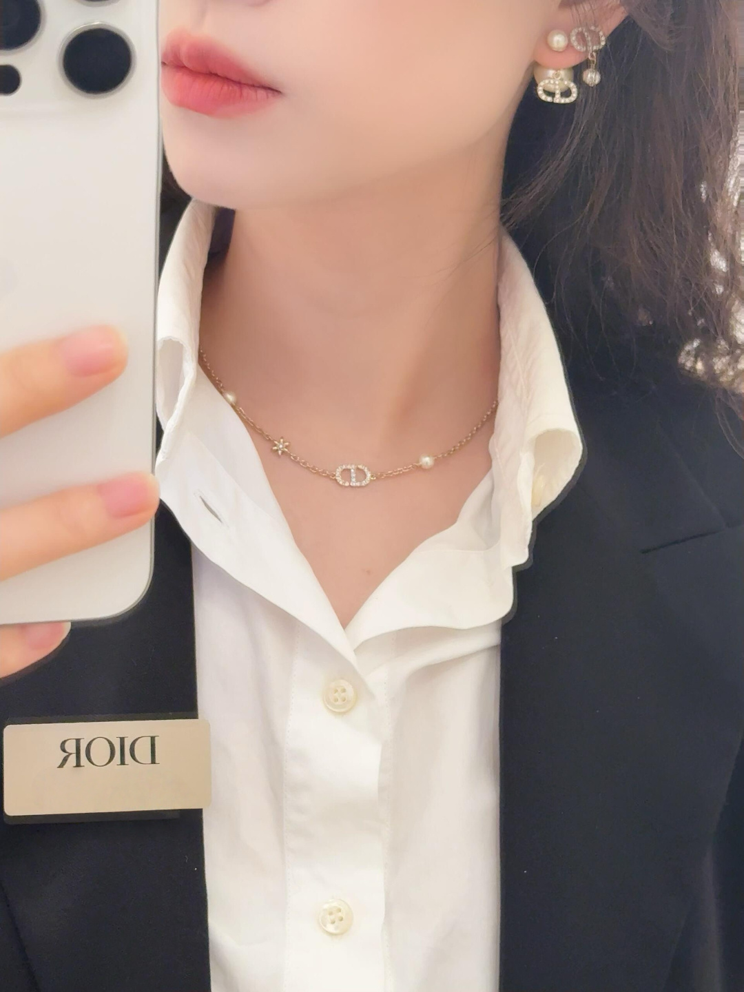 ¥ 100【我们出品】ZP 3820！量大咨询客Fu❗️

【D!or CD吊花珠耳钉】一定要买！2026早春最新款绝美系列❗️全网首发现货💥第一眼看上去的感觉就是它是个爆款！低调的浅金色搭配经典CD➕立体小花➕珍珠元素！镶嵌发灰的silver shadow水晶！特别高级👍🏻👍🏻银色里边透着深邃的灰色🤩超美且带酷酷风，小巧精致日常搭配首选❗️必入单品，超级百搭，十分推荐宝们一定要留❗️