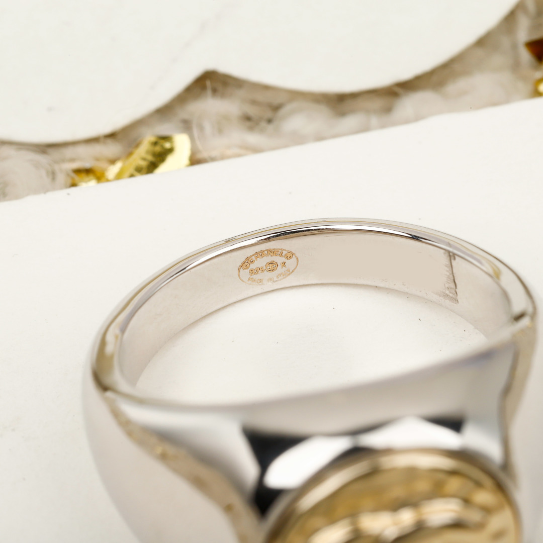 ¥ 100【我们出品】20号左右出货，ZP 4520！量大咨询客Fu❗️

【香 小圆盘双C戒指】本季必入25K爆款🔥老规矩先到先得！🤩🤩质感满分💯👍🏻 五金细节做工完美得无懈可击，实物更精美！💫 经典圆形双C耳钉，是优雅与质感的极致碰撞。金属光泽的圆形设计，简约又极具辨识度，仿佛将法式摩登戴在了耳畔。每一次佩戴，都是对精致生活的诠释，在细节处彰显独特品味，让日常穿搭瞬间升级，这大概就是经典永不过时的魅力～