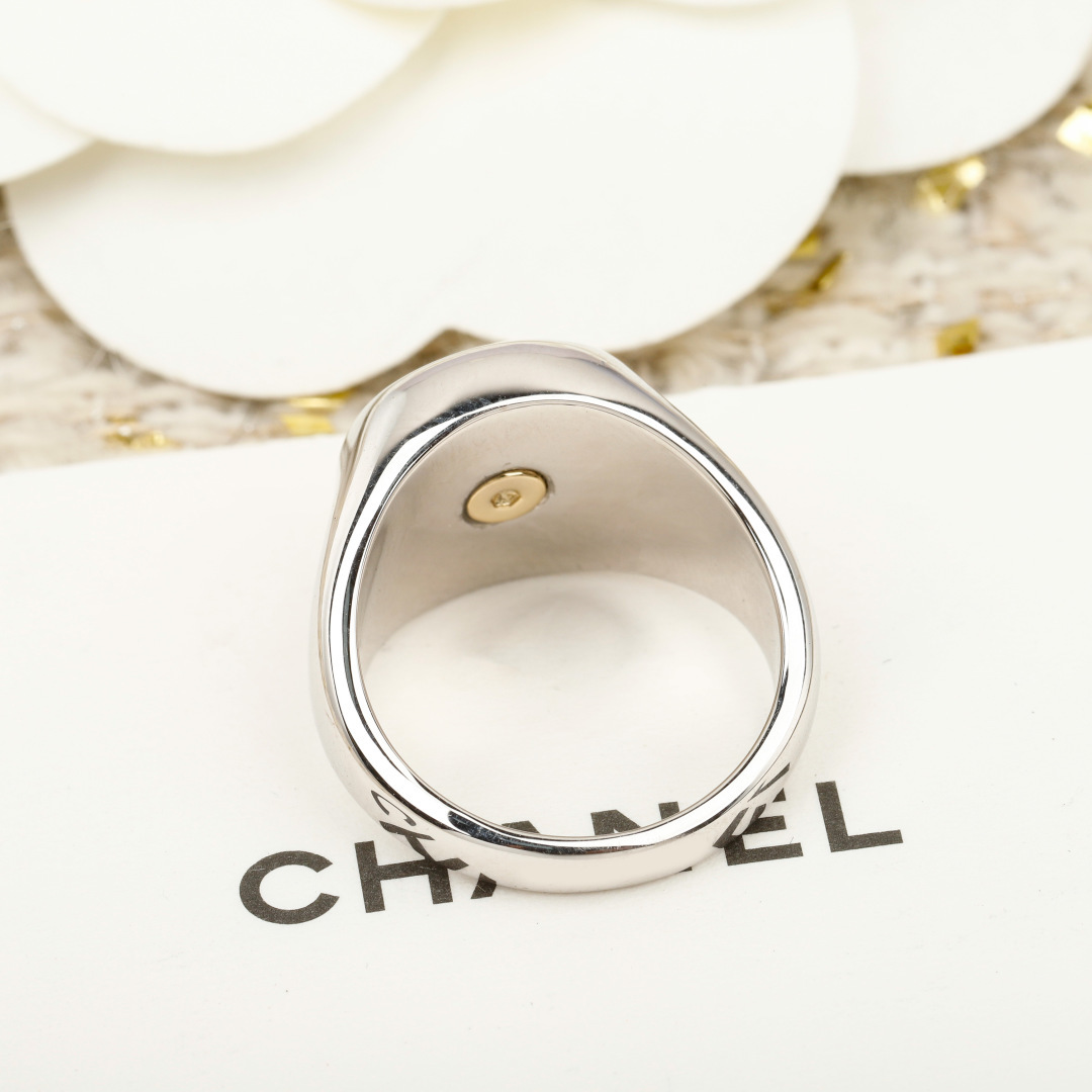 ¥ 100【我们出品】20号左右出货，ZP 4520！量大咨询客Fu❗️

【香 小圆盘双C戒指】本季必入25K爆款🔥老规矩先到先得！🤩🤩质感满分💯👍🏻 五金细节做工完美得无懈可击，实物更精美！💫 经典圆形双C耳钉，是优雅与质感的极致碰撞。金属光泽的圆形设计，简约又极具辨识度，仿佛将法式摩登戴在了耳畔。每一次佩戴，都是对精致生活的诠释，在细节处彰显独特品味，让日常穿搭瞬间升级，这大概就是经典永不过时的魅力～