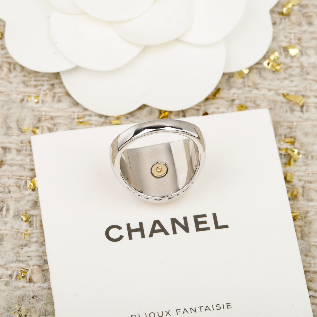 ¥ 100【我们出品】20号左右出货，ZP 4520！量大咨询客Fu❗️

【香 小圆盘双C戒指】本季必入25K爆款🔥老规矩先到先得！🤩🤩质感满分💯👍🏻 五金细节做工完美得无懈可击，实物更精美！💫 经典圆形双C耳钉，是优雅与质感的极致碰撞。金属光泽的圆形设计，简约又极具辨识度，仿佛将法式摩登戴在了耳畔。每一次佩戴，都是对精致生活的诠释，在细节处彰显独特品味，让日常穿搭瞬间升级，这大概就是经典永不过时的魅力～