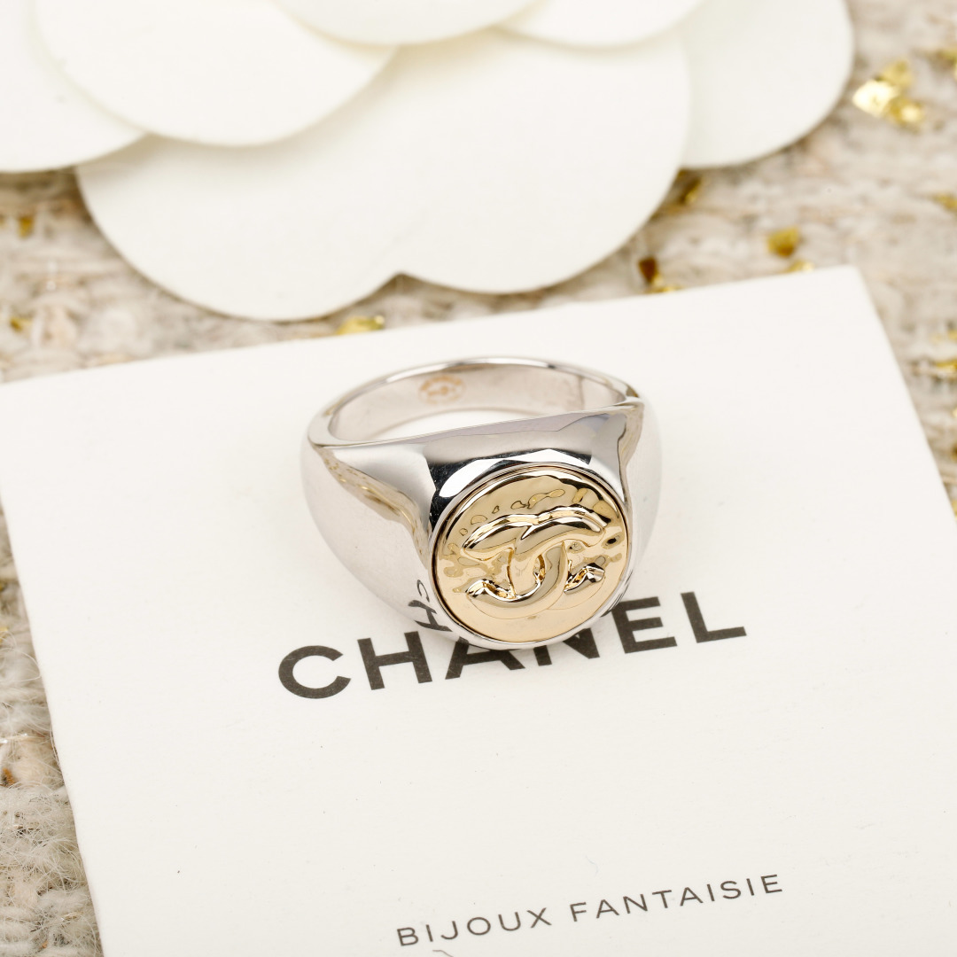 ¥ 100【我们出品】20号左右出货，ZP 4520！量大咨询客Fu❗️

【香 小圆盘双C戒指】本季必入25K爆款🔥老规矩先到先得！🤩🤩质感满分💯👍🏻 五金细节做工完美得无懈可击，实物更精美！💫 经典圆形双C耳钉，是优雅与质感的极致碰撞。金属光泽的圆形设计，简约又极具辨识度，仿佛将法式摩登戴在了耳畔。每一次佩戴，都是对精致生活的诠释，在细节处彰显独特品味，让日常穿搭瞬间升级，这大概就是经典永不过时的魅力～