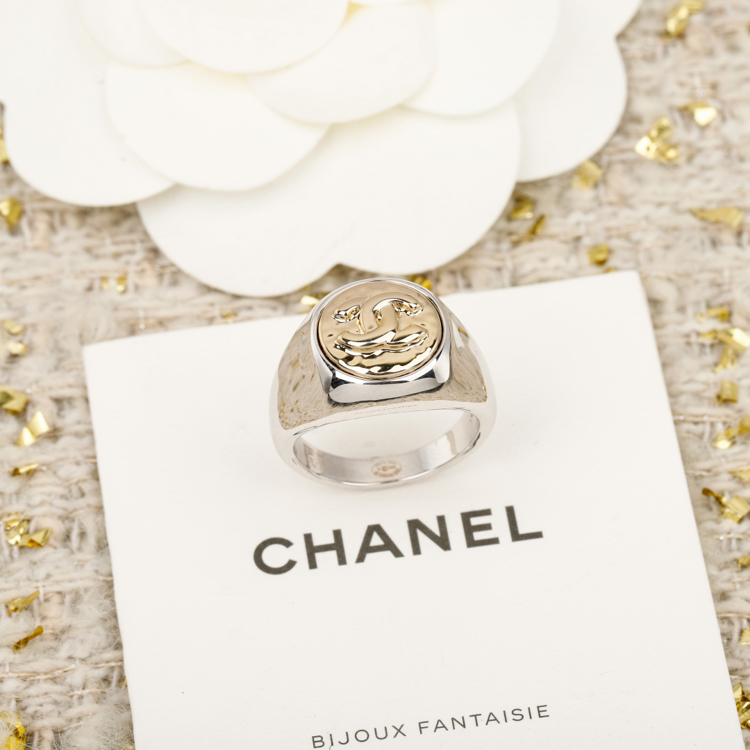 ¥ 100【我们出品】20号左右出货，ZP 4520！量大咨询客Fu❗️

【香 小圆盘双C戒指】本季必入25K爆款🔥老规矩先到先得！🤩🤩质感满分💯👍🏻 五金细节做工完美得无懈可击，实物更精美！💫 经典圆形双C耳钉，是优雅与质感的极致碰撞。金属光泽的圆形设计，简约又极具辨识度，仿佛将法式摩登戴在了耳畔。每一次佩戴，都是对精致生活的诠释，在细节处彰显独特品味，让日常穿搭瞬间升级，这大概就是经典永不过时的魅力～