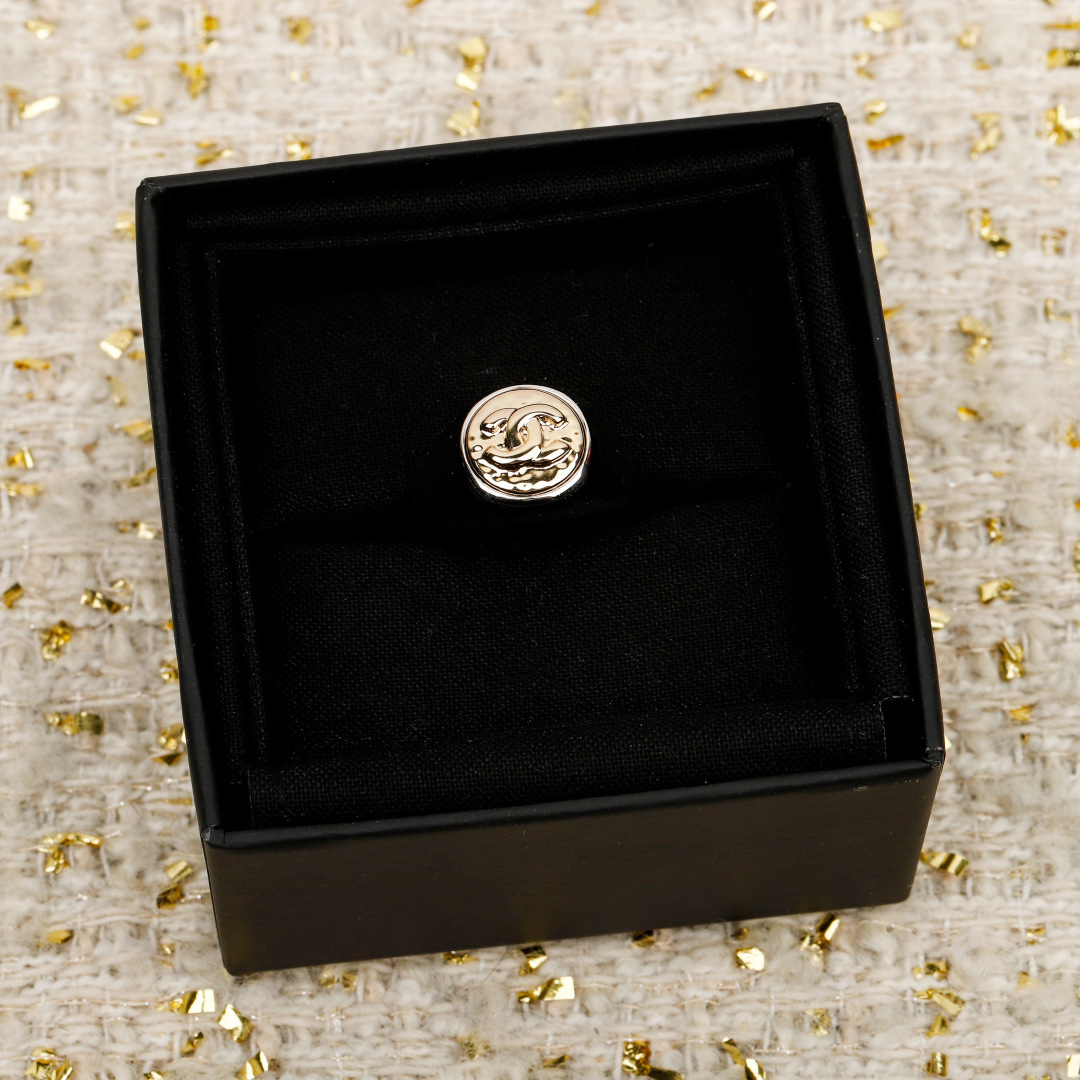 ¥ 100【我们出品】20号左右出货，ZP 4520！量大咨询客Fu❗️

【香 小圆盘双C戒指】本季必入25K爆款🔥老规矩先到先得！🤩🤩质感满分💯👍🏻 五金细节做工完美得无懈可击，实物更精美！💫 经典圆形双C耳钉，是优雅与质感的极致碰撞。金属光泽的圆形设计，简约又极具辨识度，仿佛将法式摩登戴在了耳畔。每一次佩戴，都是对精致生活的诠释，在细节处彰显独特品味，让日常穿搭瞬间升级，这大概就是经典永不过时的魅力～