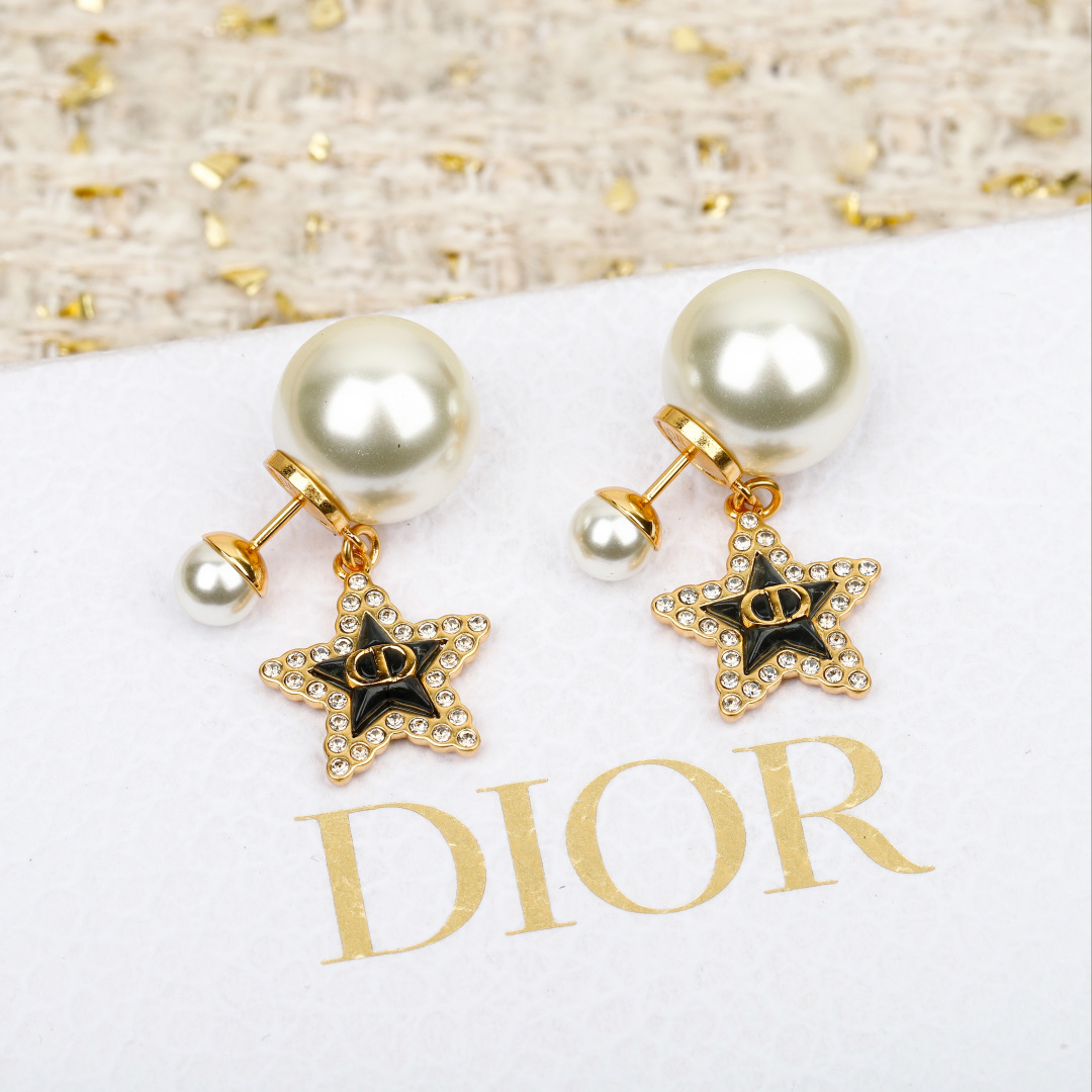 ¥ 110【我们出品】预售20号左右出货，ZP 5220！量大咨询客Fu❗️

【D!or五角星CD珍珠耳钉】26年早春Cruise最新款！😍😍精致又貌美，怎么搭配怎么好看❗️五角星⭐️树脂+施华洛钻，不是那种全白的，而是白色发浓发青的色珠，认准我们出品一致致ZP！上身百搭又不失独特气质，日常通勤首选，强烈推荐❗️❗️