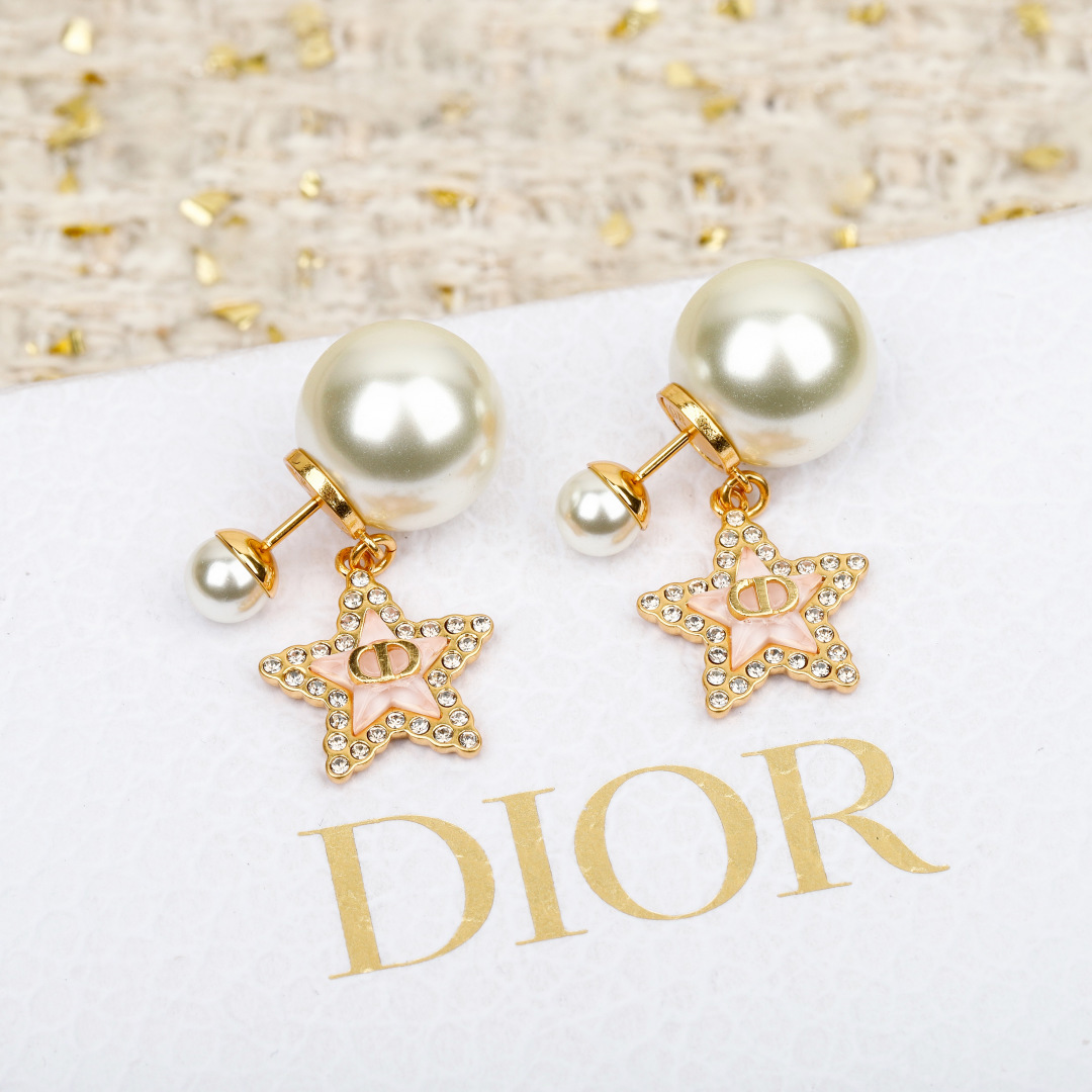 ¥ 110【我们出品】预售20号左右出货，ZP 5220！量大咨询客Fu❗️

【D!or五角星CD珍珠耳钉】26年早春Cruise最新款！😍😍精致又貌美，怎么搭配怎么好看❗️五角星⭐️树脂+施华洛钻，不是那种全白的，而是白色发浓发青的色珠，认准我们出品一致致ZP！上身百搭又不失独特气质，日常通勤首选，强烈推荐❗️❗️