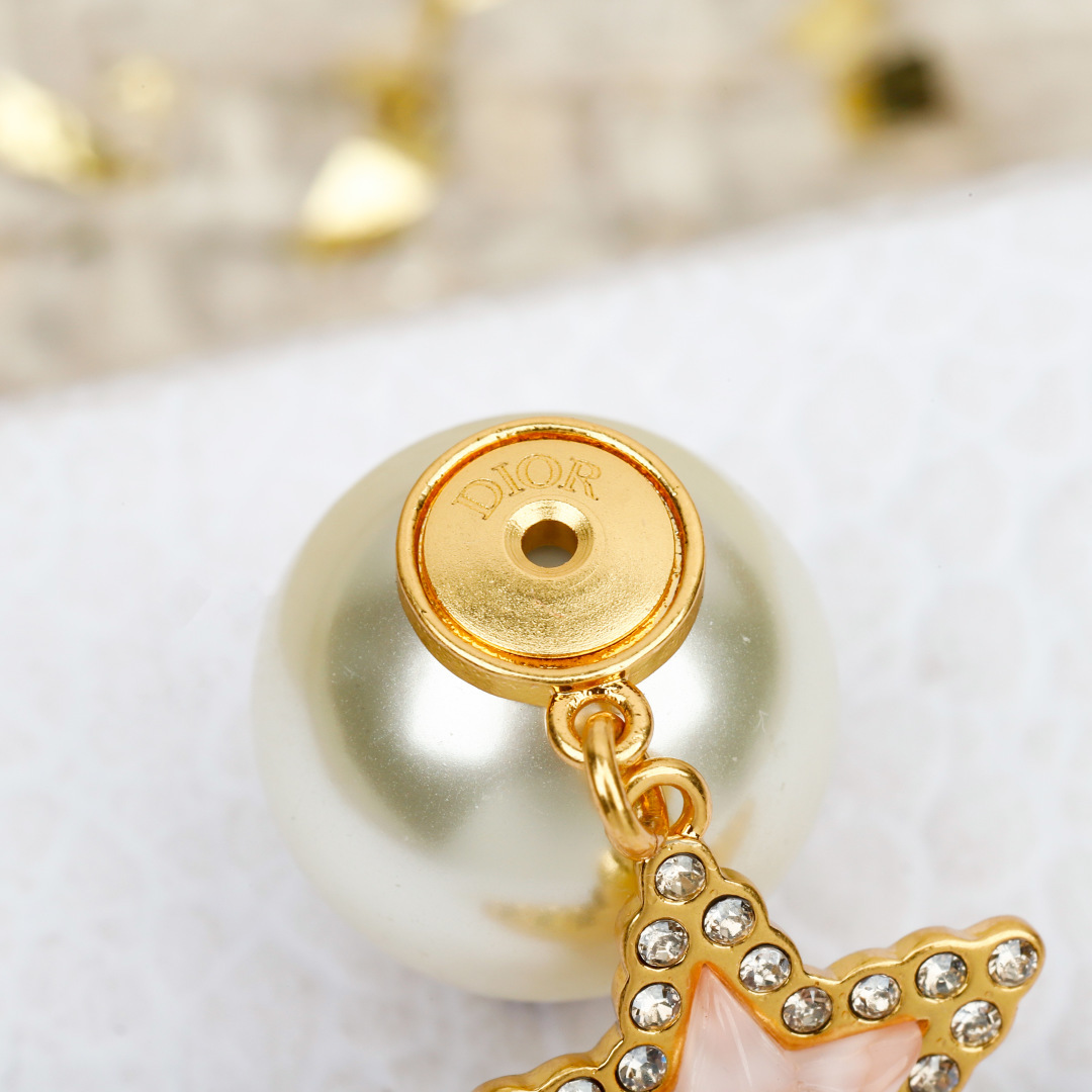 ¥ 110【我们出品】预售20号左右出货，ZP 5220！量大咨询客Fu❗️

【D!or五角星CD珍珠耳钉】26年早春Cruise最新款！😍😍精致又貌美，怎么搭配怎么好看❗️五角星⭐️树脂+施华洛钻，不是那种全白的，而是白色发浓发青的色珠，认准我们出品一致致ZP！上身百搭又不失独特气质，日常通勤首选，强烈推荐❗️❗️