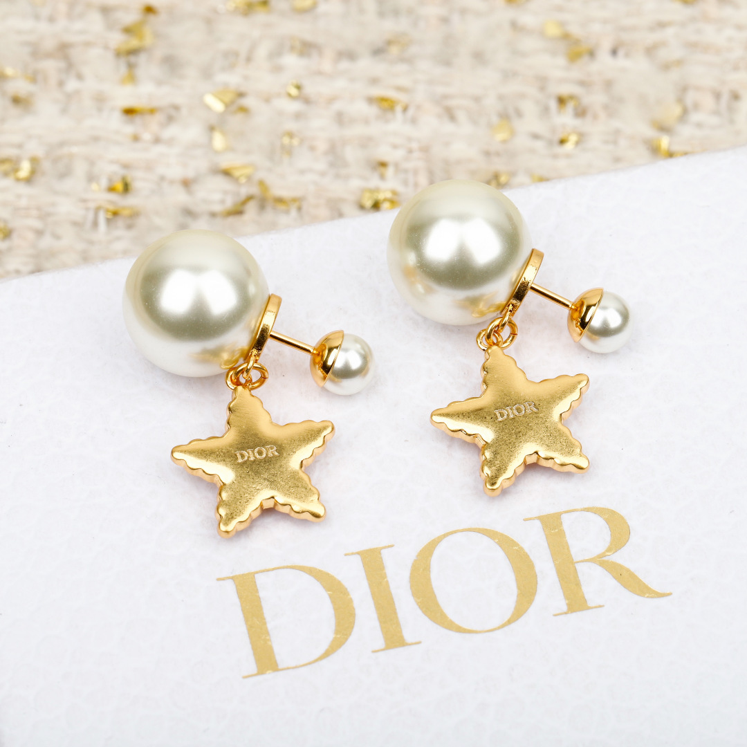 ¥ 110【我们出品】预售20号左右出货，ZP 5220！量大咨询客Fu❗️

【D!or五角星CD珍珠耳钉】26年早春Cruise最新款！😍😍精致又貌美，怎么搭配怎么好看❗️五角星⭐️树脂+施华洛钻，不是那种全白的，而是白色发浓发青的色珠，认准我们出品一致致ZP！上身百搭又不失独特气质，日常通勤首选，强烈推荐❗️❗️