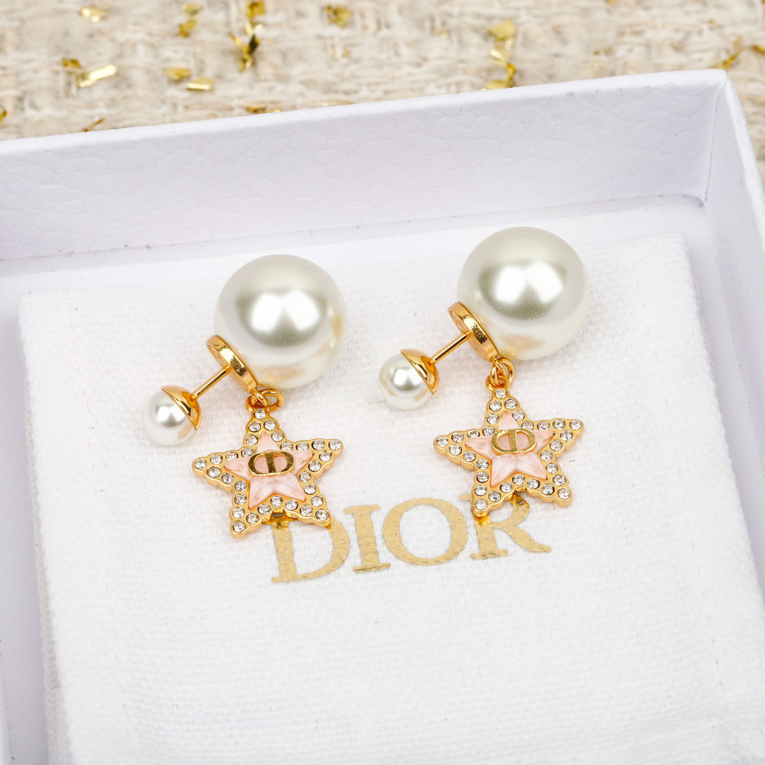 ¥ 110【我们出品】预售20号左右出货，ZP 5220！量大咨询客Fu❗️

【D!or五角星CD珍珠耳钉】26年早春Cruise最新款！😍😍精致又貌美，怎么搭配怎么好看❗️五角星⭐️树脂+施华洛钻，不是那种全白的，而是白色发浓发青的色珠，认准我们出品一致致ZP！上身百搭又不失独特气质，日常通勤首选，强烈推荐❗️❗️