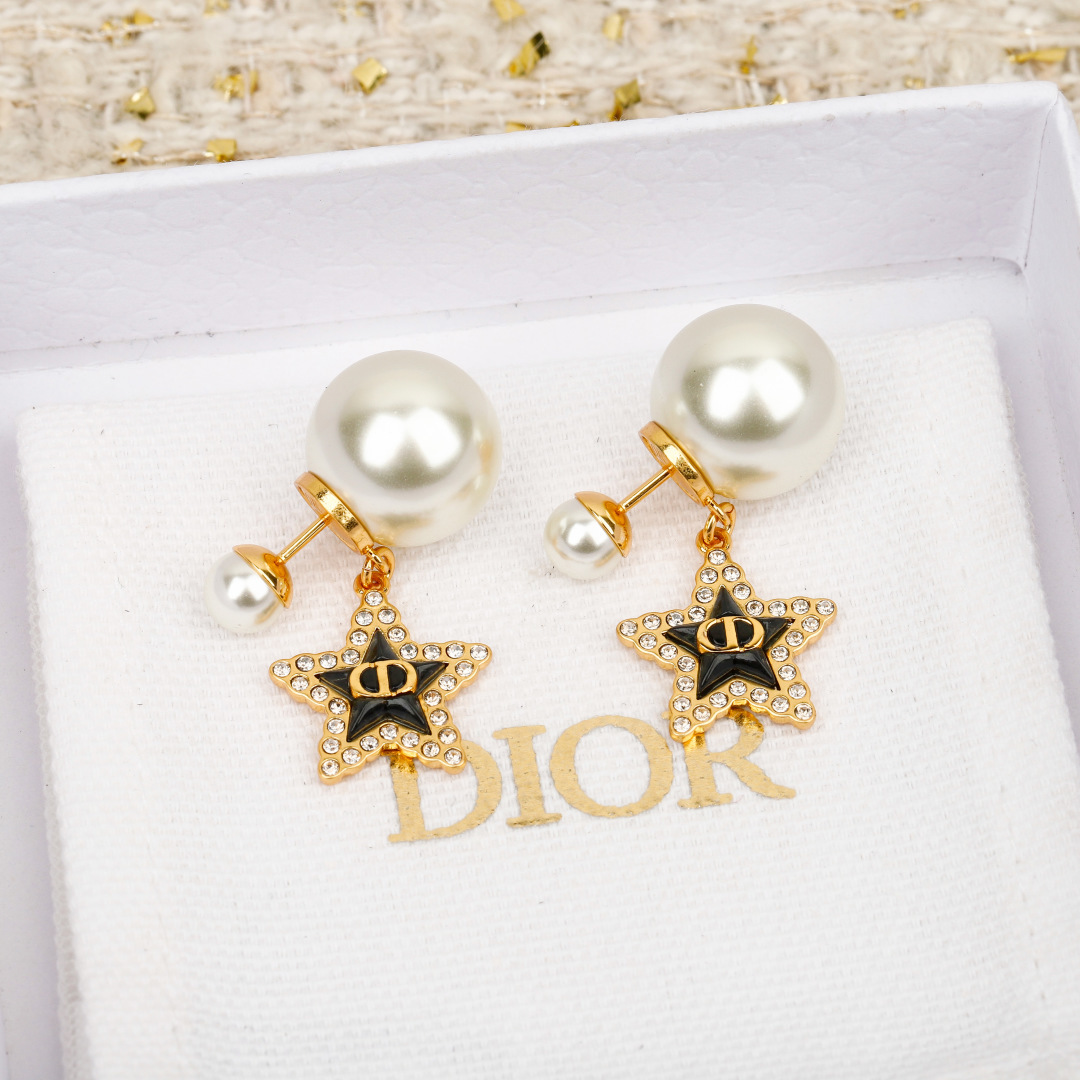 ¥ 110【我们出品】预售20号左右出货，ZP 5220！量大咨询客Fu❗️

【D!or五角星CD珍珠耳钉】26年早春Cruise最新款！😍😍精致又貌美，怎么搭配怎么好看❗️五角星⭐️树脂+施华洛钻，不是那种全白的，而是白色发浓发青的色珠，认准我们出品一致致ZP！上身百搭又不失独特气质，日常通勤首选，强烈推荐❗️❗️