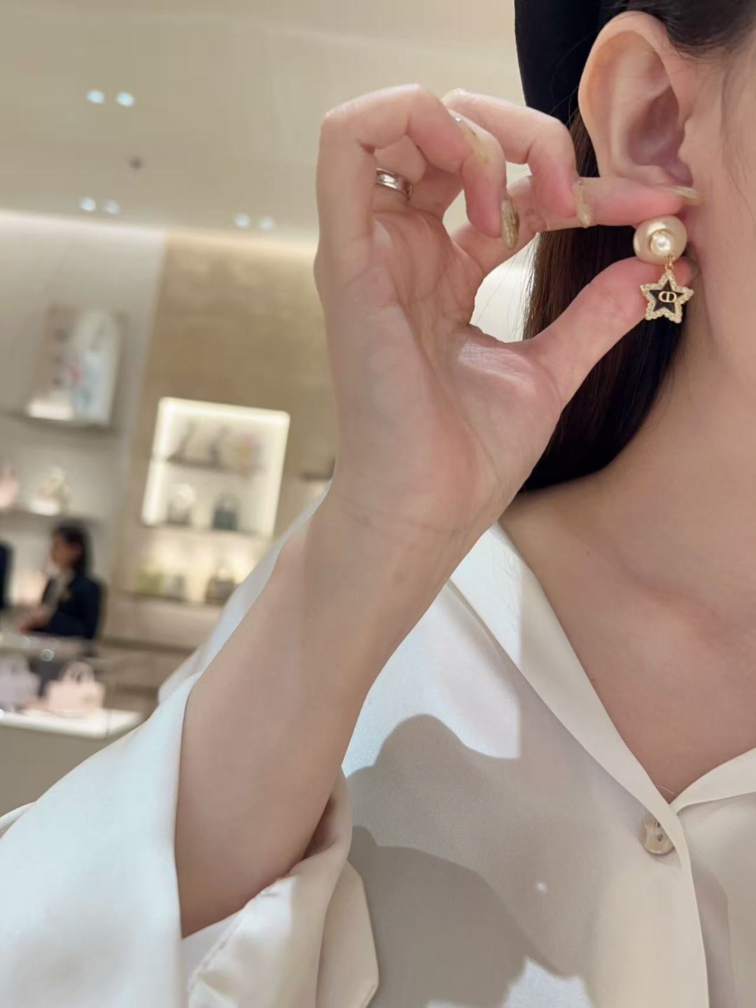 ¥ 110【我们出品】预售20号左右出货，ZP 5220！量大咨询客Fu❗️

【D!or五角星CD珍珠耳钉】26年早春Cruise最新款！😍😍精致又貌美，怎么搭配怎么好看❗️五角星⭐️树脂+施华洛钻，不是那种全白的，而是白色发浓发青的色珠，认准我们出品一致致ZP！上身百搭又不失独特气质，日常通勤首选，强烈推荐❗️❗️