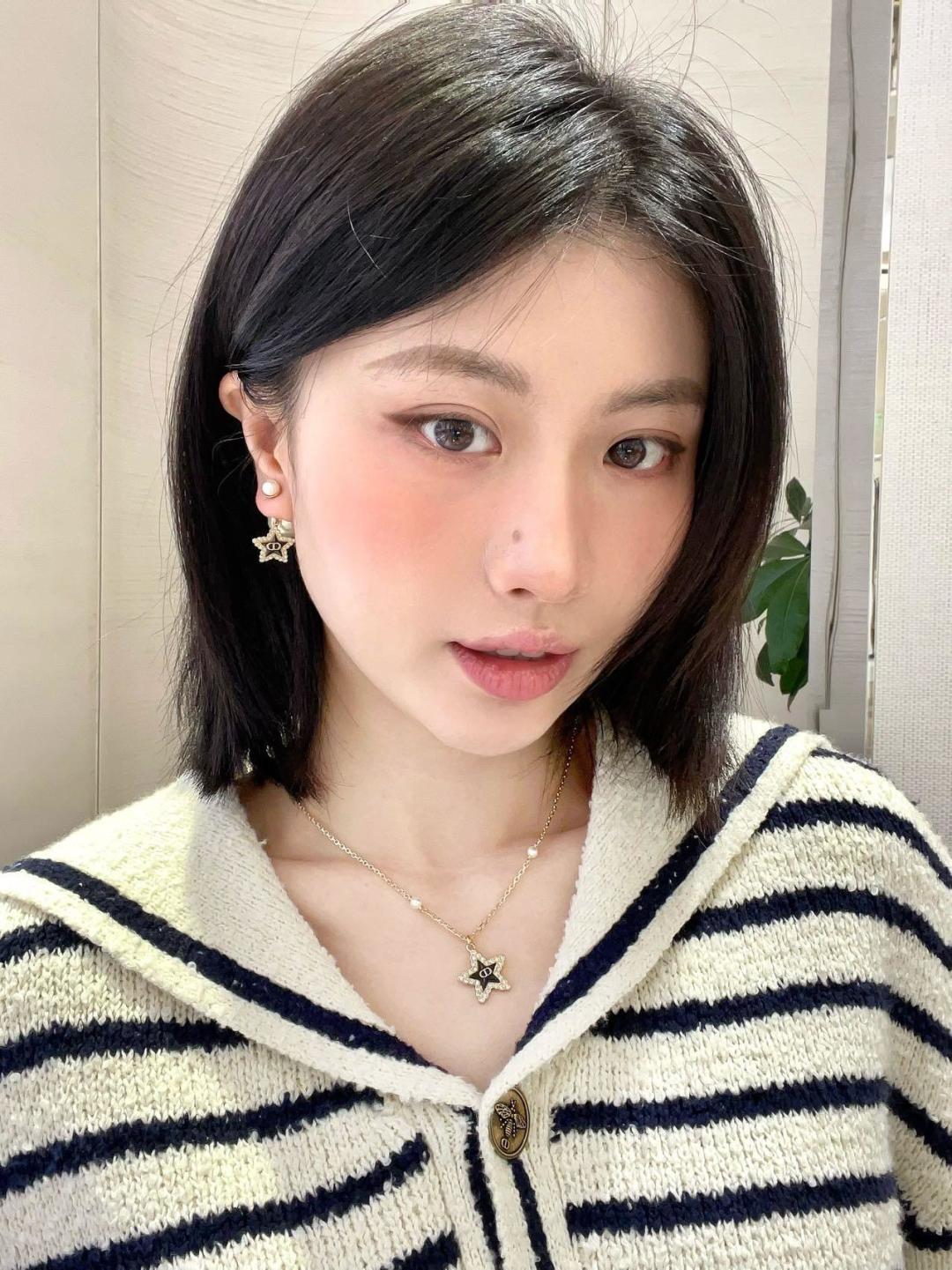 ¥ 110【我们出品】预售20号左右出货，ZP 5220！量大咨询客Fu❗️

【D!or五角星CD珍珠耳钉】26年早春Cruise最新款！😍😍精致又貌美，怎么搭配怎么好看❗️五角星⭐️树脂+施华洛钻，不是那种全白的，而是白色发浓发青的色珠，认准我们出品一致致ZP！上身百搭又不失独特气质，日常通勤首选，强烈推荐❗️❗️