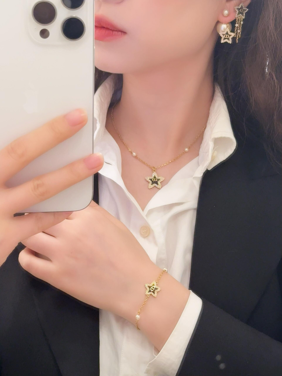 ¥ 110【我们出品】预售20号左右出货，ZP 5220！量大咨询客Fu❗️

【D!or五角星CD珍珠耳钉】26年早春Cruise最新款！😍😍精致又貌美，怎么搭配怎么好看❗️五角星⭐️树脂+施华洛钻，不是那种全白的，而是白色发浓发青的色珠，认准我们出品一致致ZP！上身百搭又不失独特气质，日常通勤首选，强烈推荐❗️❗️