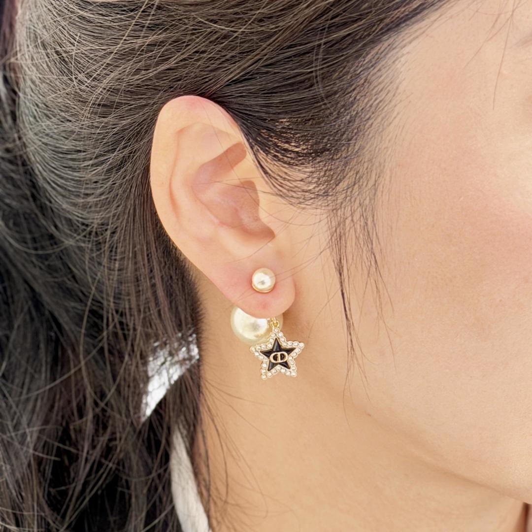 ¥ 110【我们出品】预售20号左右出货，ZP 5220！量大咨询客Fu❗️

【D!or五角星CD珍珠耳钉】26年早春Cruise最新款！😍😍精致又貌美，怎么搭配怎么好看❗️五角星⭐️树脂+施华洛钻，不是那种全白的，而是白色发浓发青的色珠，认准我们出品一致致ZP！上身百搭又不失独特气质，日常通勤首选，强烈推荐❗️❗️