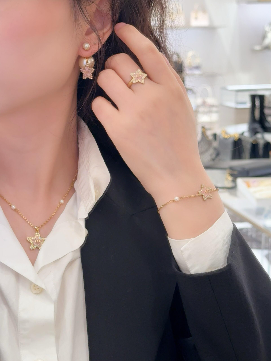 ¥ 110【我们出品】预售20号左右出货，ZP 5220！量大咨询客Fu❗️

【D!or五角星CD珍珠耳钉】26年早春Cruise最新款！😍😍精致又貌美，怎么搭配怎么好看❗️五角星⭐️树脂+施华洛钻，不是那种全白的，而是白色发浓发青的色珠，认准我们出品一致致ZP！上身百搭又不失独特气质，日常通勤首选，强烈推荐❗️❗️