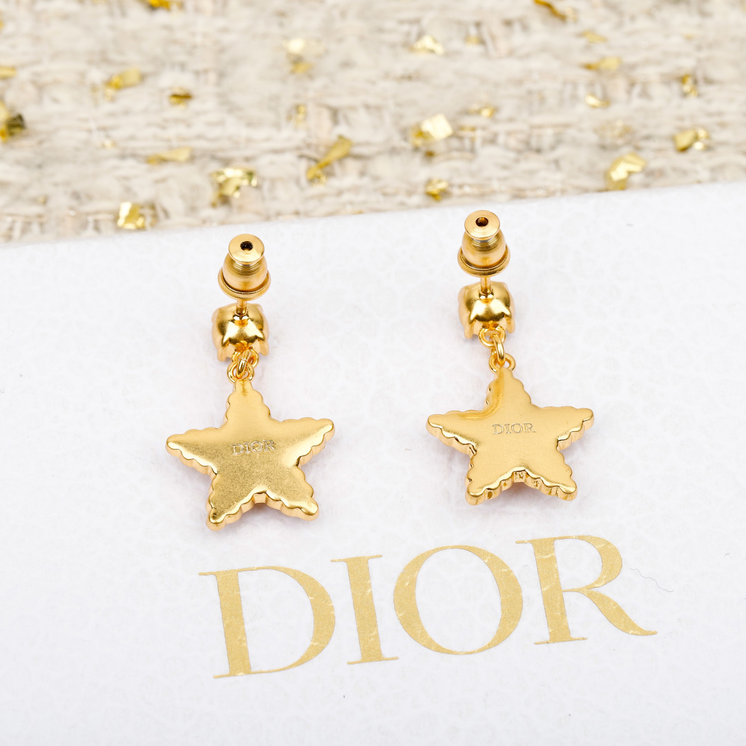 ¥ 110【我们出品】预售20号左右出货，ZP 4720！量大咨询客Fu❗️

【D!or五角星CD耳钉】26年早春Cruise最新款！😍😍精致又貌美，怎么搭配怎么好看❗️五角星⭐️树脂+施华洛钻，认准我们出品一致致ZP！上身百搭又不失独特气质，日常通勤首选，强烈推荐❗️❗️