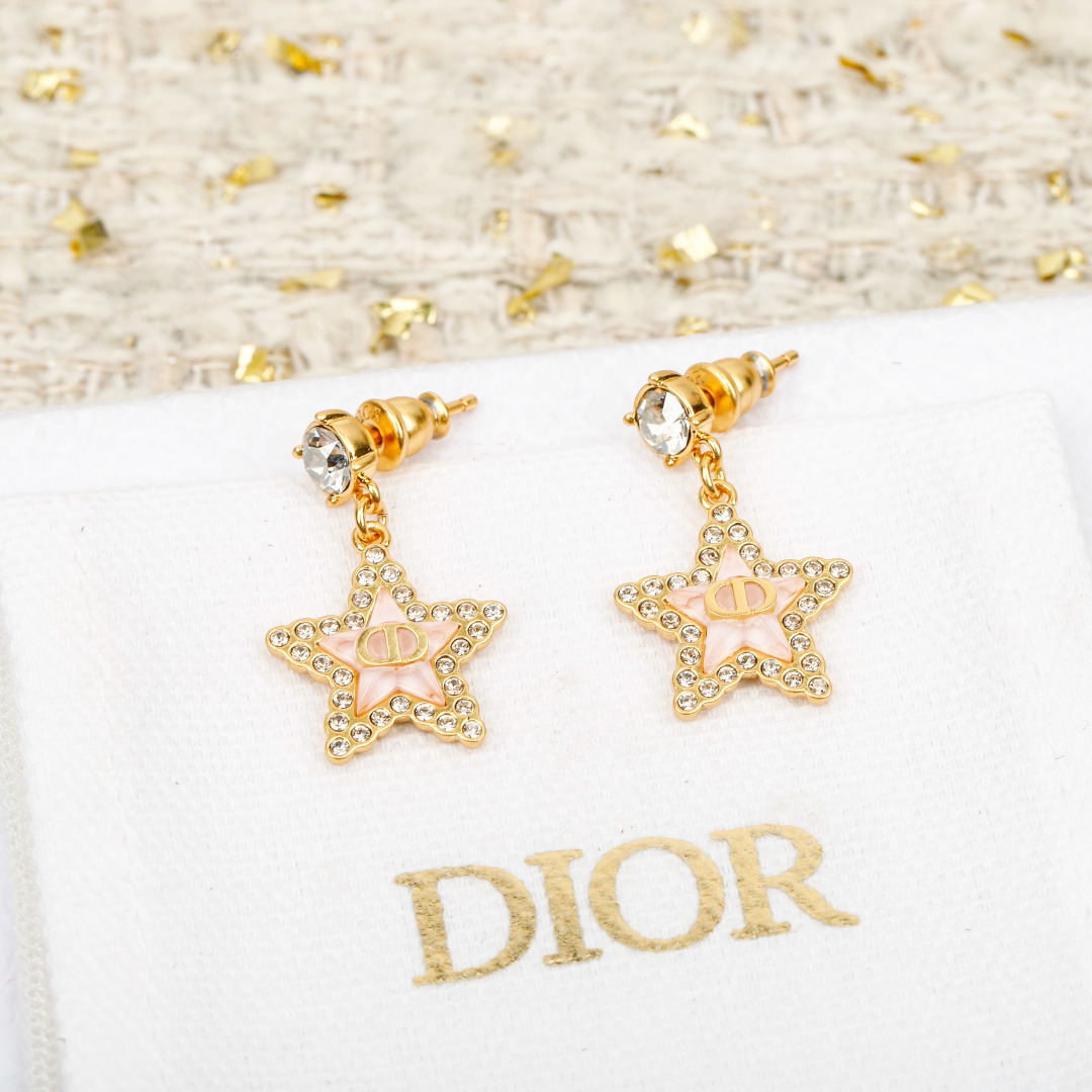 ¥ 110【我们出品】预售20号左右出货，ZP 4720！量大咨询客Fu❗️

【D!or五角星CD耳钉】26年早春Cruise最新款！😍😍精致又貌美，怎么搭配怎么好看❗️五角星⭐️树脂+施华洛钻，认准我们出品一致致ZP！上身百搭又不失独特气质，日常通勤首选，强烈推荐❗️❗️