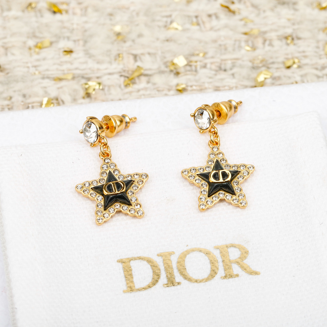 ¥ 110【我们出品】预售20号左右出货，ZP 4720！量大咨询客Fu❗️

【D!or五角星CD耳钉】26年早春Cruise最新款！😍😍精致又貌美，怎么搭配怎么好看❗️五角星⭐️树脂+施华洛钻，认准我们出品一致致ZP！上身百搭又不失独特气质，日常通勤首选，强烈推荐❗️❗️