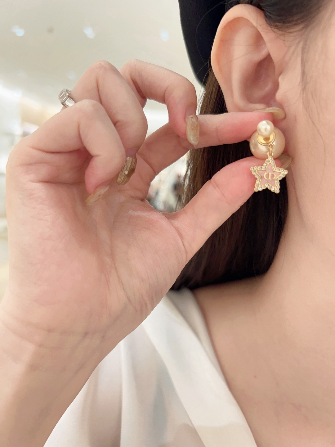 ¥ 110【我们出品】预售20号左右出货，ZP 4720！量大咨询客Fu❗️

【D!or五角星CD耳钉】26年早春Cruise最新款！😍😍精致又貌美，怎么搭配怎么好看❗️五角星⭐️树脂+施华洛钻，认准我们出品一致致ZP！上身百搭又不失独特气质，日常通勤首选，强烈推荐❗️❗️