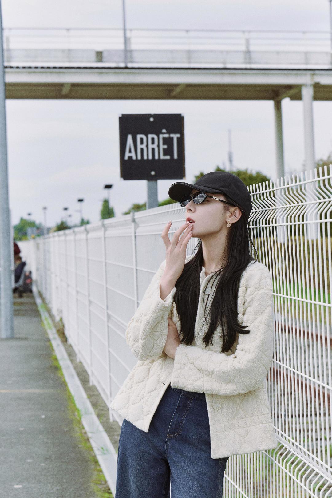 ¥ 110【我们出品】预售20号左右出货，ZP 4720！量大咨询客Fu❗️

【D!or五角星CD耳钉】26年早春Cruise最新款！😍😍精致又貌美，怎么搭配怎么好看❗️五角星⭐️树脂+施华洛钻，认准我们出品一致致ZP！上身百搭又不失独特气质，日常通勤首选，强烈推荐❗️❗️