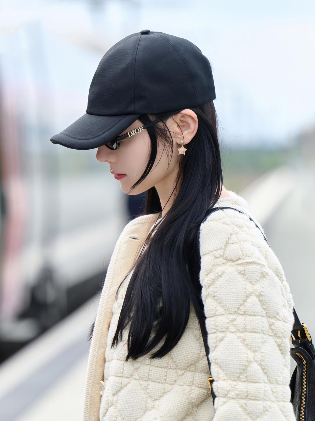 ¥ 110【我们出品】预售20号左右出货，ZP 4720！量大咨询客Fu❗️

【D!or五角星CD耳钉】26年早春Cruise最新款！😍😍精致又貌美，怎么搭配怎么好看❗️五角星⭐️树脂+施华洛钻，认准我们出品一致致ZP！上身百搭又不失独特气质，日常通勤首选，强烈推荐❗️❗️