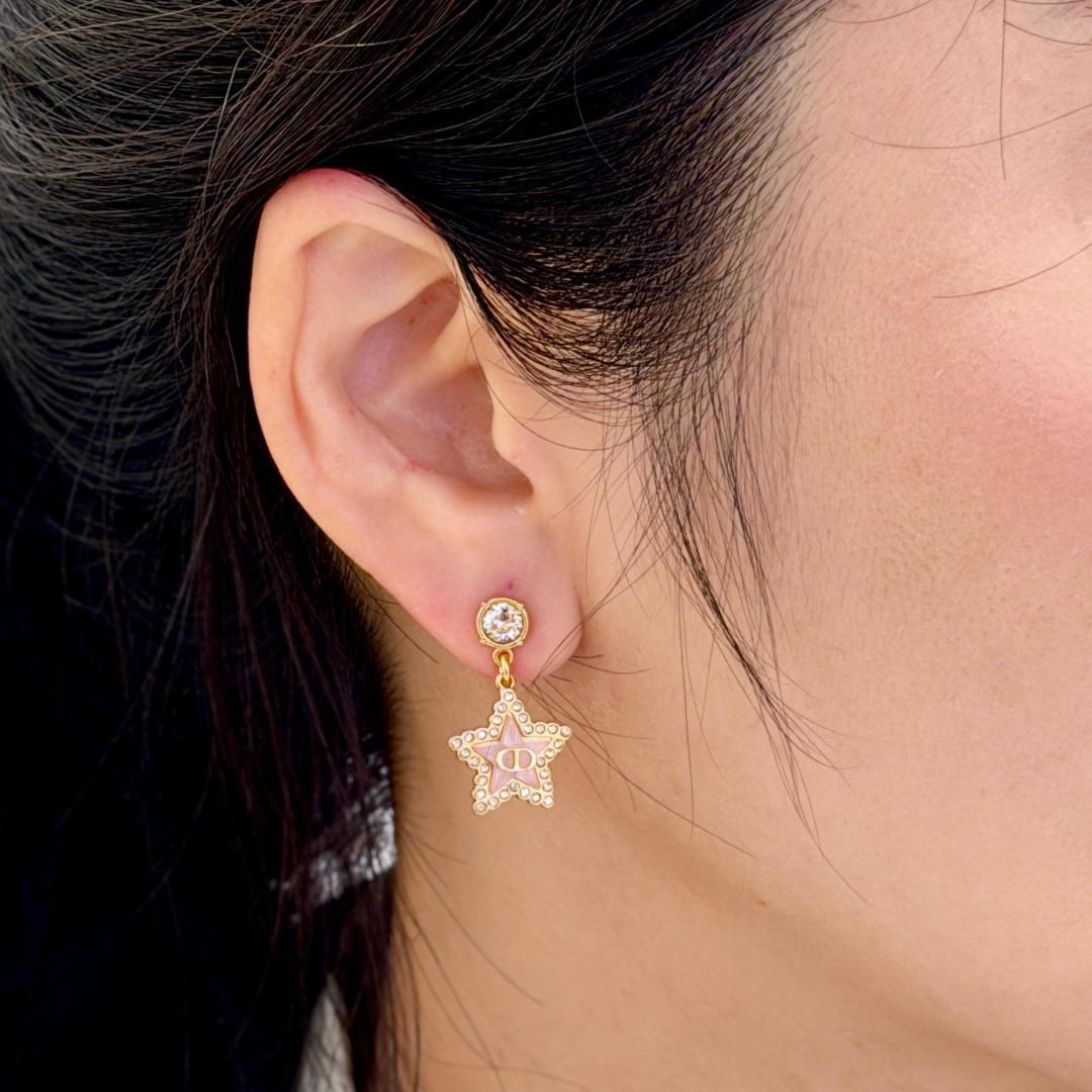 ¥ 110【我们出品】预售20号左右出货，ZP 4720！量大咨询客Fu❗️

【D!or五角星CD耳钉】26年早春Cruise最新款！😍😍精致又貌美，怎么搭配怎么好看❗️五角星⭐️树脂+施华洛钻，认准我们出品一致致ZP！上身百搭又不失独特气质，日常通勤首选，强烈推荐❗️❗️