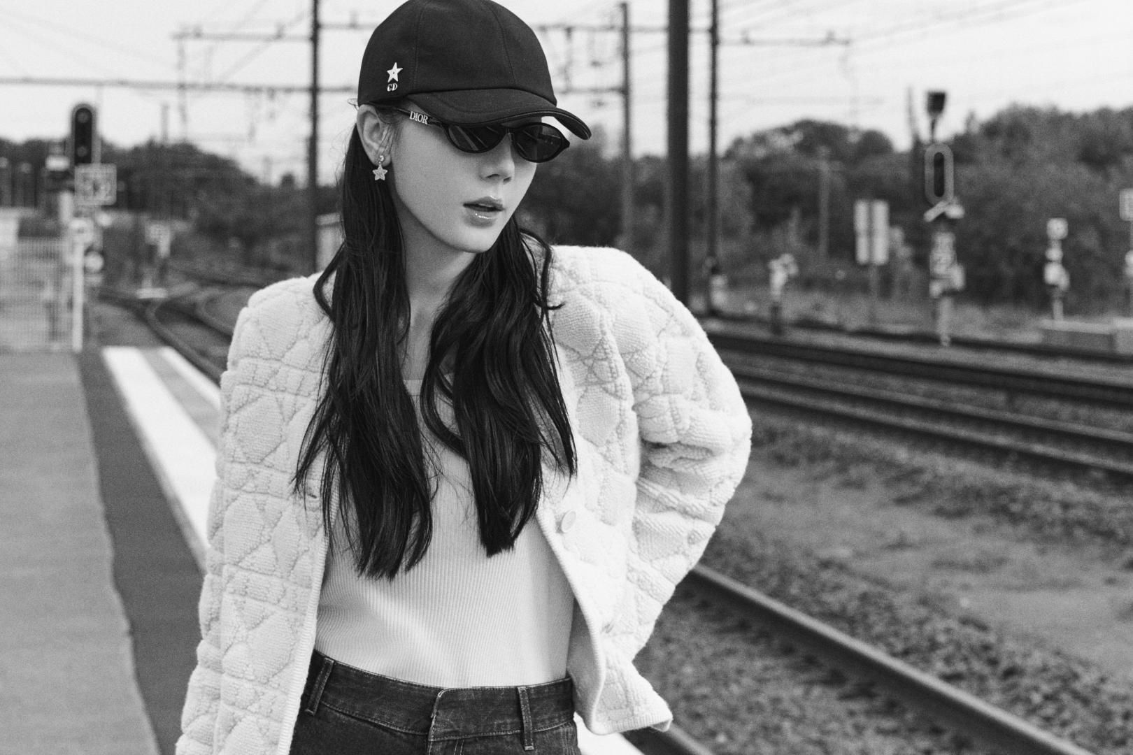 ¥ 110【我们出品】预售20号左右出货，ZP 4720！量大咨询客Fu❗️

【D!or五角星CD耳钉】26年早春Cruise最新款！😍😍精致又貌美，怎么搭配怎么好看❗️五角星⭐️树脂+施华洛钻，认准我们出品一致致ZP！上身百搭又不失独特气质，日常通勤首选，强烈推荐❗️❗️