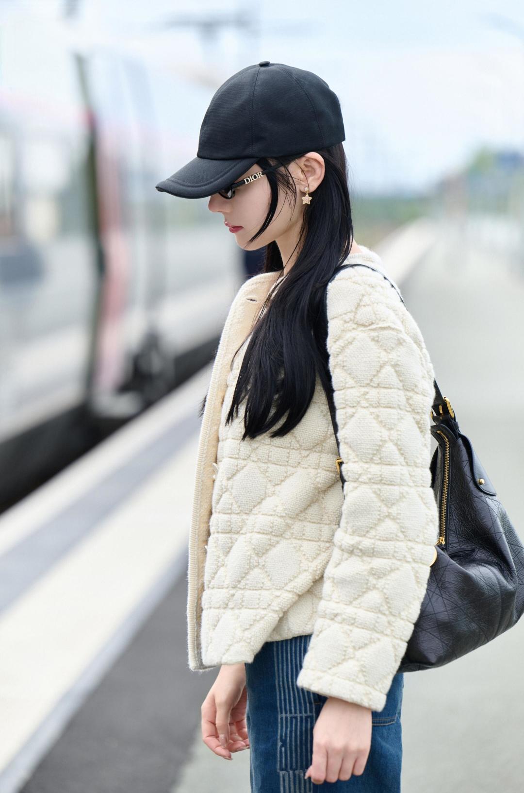 ¥ 110【我们出品】预售20号左右出货，ZP 4720！量大咨询客Fu❗️

【D!or五角星CD耳钉】26年早春Cruise最新款！😍😍精致又貌美，怎么搭配怎么好看❗️五角星⭐️树脂+施华洛钻，认准我们出品一致致ZP！上身百搭又不失独特气质，日常通勤首选，强烈推荐❗️❗️