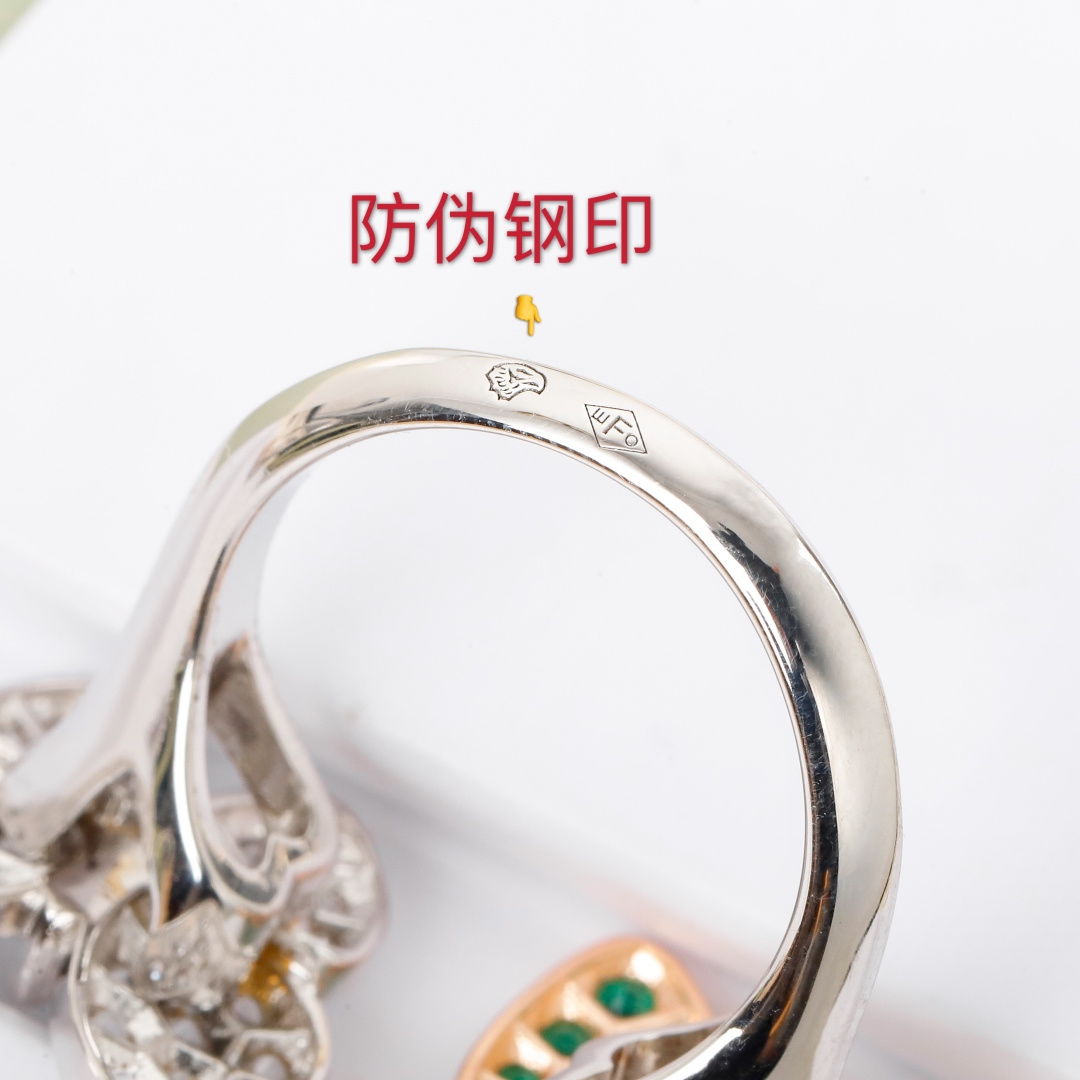 ¥ 210【我们出品】蝴蝶戒指 ZP💰109 000+ 认准唯一一家真正购入珠宝类ZP开发的，可订做真金真钻，只做对版ZP真金货，Pk市面各种金货❗️

【灭世精工版】Two Butterfly珠宝系列重新演绎世家所钟爱的主题。这些璀璨迷人的作品结合色彩与不对称设计，重新诠释了蝴蝶翩飞时的美态。，一定要入，因为，不仅好看，做得也实在是太好太无敌了，性价比实在是高到不要不要的❗️一边彩色钻，一边白色钻，再现不对称的设计美感，蝴蝶在春风中起舞的灵动姿态栩栩如生。
请记住蝴蝶结的爪子都是银色的，无论是蝴蝶本身是什么颜色的，它的爪子都是银色的，采用高级电镀，精湛的工艺生产，大大提升了产品的成本。通体925银材质制作而成，厚金电镀，保色程度更久，就PK❗️❗️❗️❗️❗️美翻了😍