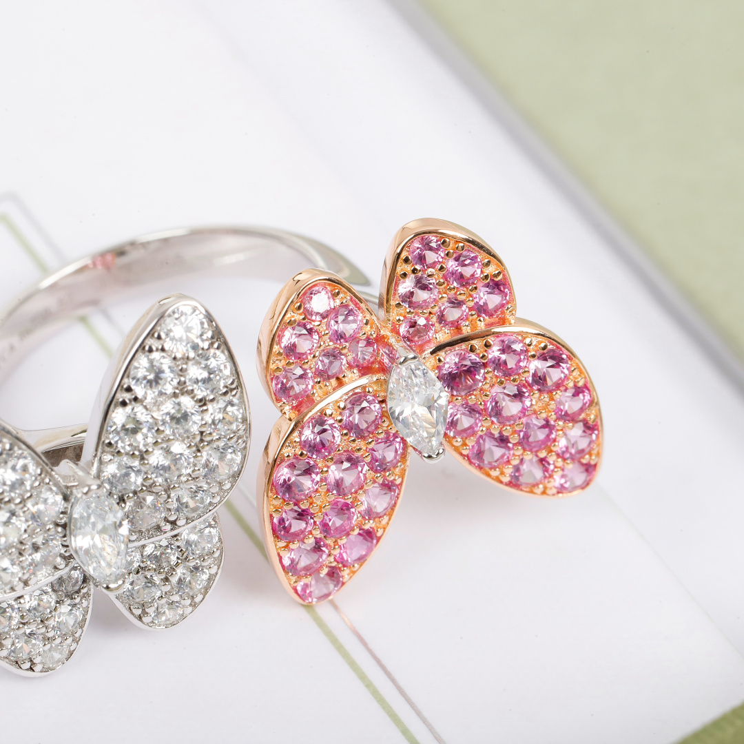 ¥ 210【我们出品】蝴蝶戒指 ZP💰109 000+ 认准唯一一家真正购入珠宝类ZP开发的，可订做真金真钻，只做对版ZP真金货，Pk市面各种金货❗️

【灭世精工版】Two Butterfly珠宝系列重新演绎世家所钟爱的主题。这些璀璨迷人的作品结合色彩与不对称设计，重新诠释了蝴蝶翩飞时的美态。，一定要入，因为，不仅好看，做得也实在是太好太无敌了，性价比实在是高到不要不要的❗️一边彩色钻，一边白色钻，再现不对称的设计美感，蝴蝶在春风中起舞的灵动姿态栩栩如生。
请记住蝴蝶结的爪子都是银色的，无论是蝴蝶本身是什么颜色的，它的爪子都是银色的，采用高级电镀，精湛的工艺生产，大大提升了产品的成本。通体925银材质制作而成，厚金电镀，保色程度更久，就PK❗️❗️❗️❗️❗️美翻了😍