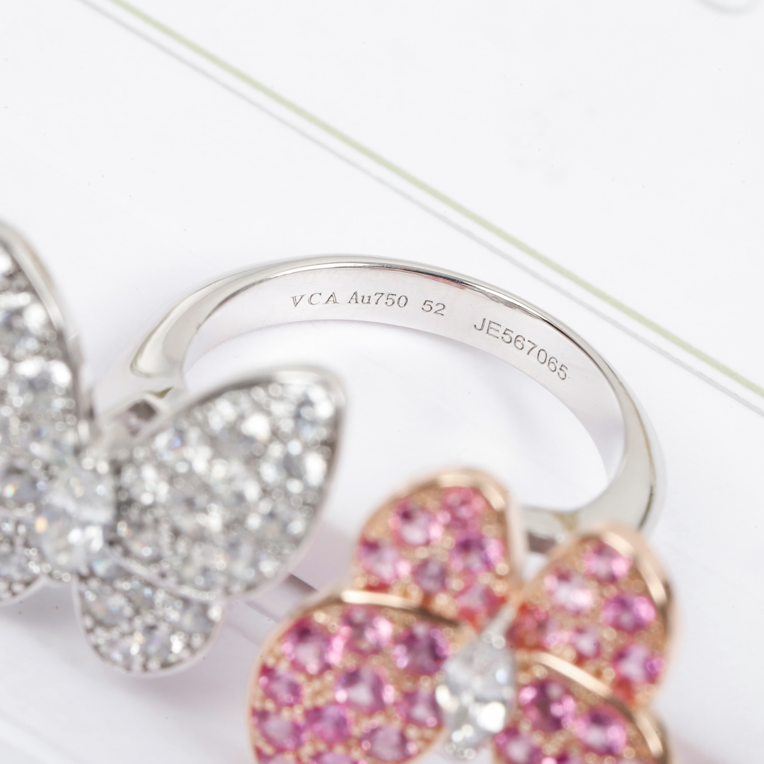 ¥ 210【我们出品】蝴蝶戒指 ZP💰109 000+ 认准唯一一家真正购入珠宝类ZP开发的，可订做真金真钻，只做对版ZP真金货，Pk市面各种金货❗️

【灭世精工版】Two Butterfly珠宝系列重新演绎世家所钟爱的主题。这些璀璨迷人的作品结合色彩与不对称设计，重新诠释了蝴蝶翩飞时的美态。，一定要入，因为，不仅好看，做得也实在是太好太无敌了，性价比实在是高到不要不要的❗️一边彩色钻，一边白色钻，再现不对称的设计美感，蝴蝶在春风中起舞的灵动姿态栩栩如生。
请记住蝴蝶结的爪子都是银色的，无论是蝴蝶本身是什么颜色的，它的爪子都是银色的，采用高级电镀，精湛的工艺生产，大大提升了产品的成本。通体925银材质制作而成，厚金电镀，保色程度更久，就PK❗️❗️❗️❗️❗️美翻了😍