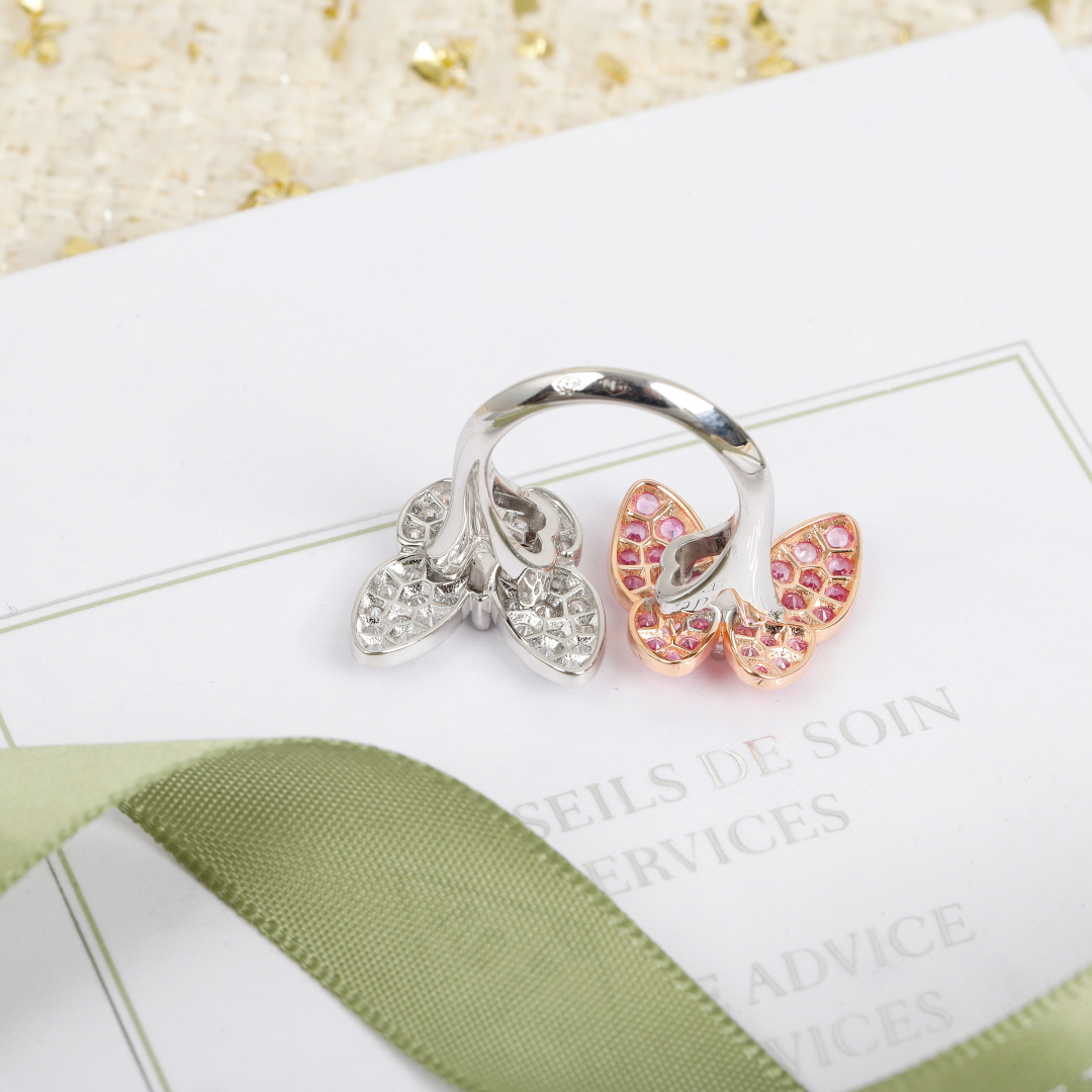 ¥ 210【我们出品】蝴蝶戒指 ZP💰109 000+ 认准唯一一家真正购入珠宝类ZP开发的，可订做真金真钻，只做对版ZP真金货，Pk市面各种金货❗️

【灭世精工版】Two Butterfly珠宝系列重新演绎世家所钟爱的主题。这些璀璨迷人的作品结合色彩与不对称设计，重新诠释了蝴蝶翩飞时的美态。，一定要入，因为，不仅好看，做得也实在是太好太无敌了，性价比实在是高到不要不要的❗️一边彩色钻，一边白色钻，再现不对称的设计美感，蝴蝶在春风中起舞的灵动姿态栩栩如生。
请记住蝴蝶结的爪子都是银色的，无论是蝴蝶本身是什么颜色的，它的爪子都是银色的，采用高级电镀，精湛的工艺生产，大大提升了产品的成本。通体925银材质制作而成，厚金电镀，保色程度更久，就PK❗️❗️❗️❗️❗️美翻了😍