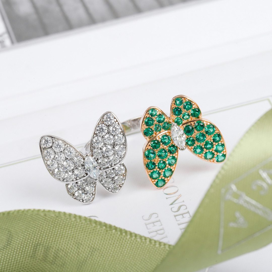 ¥ 210【我们出品】蝴蝶戒指 ZP💰109 000+ 认准唯一一家真正购入珠宝类ZP开发的，可订做真金真钻，只做对版ZP真金货，Pk市面各种金货❗️

【灭世精工版】Two Butterfly珠宝系列重新演绎世家所钟爱的主题。这些璀璨迷人的作品结合色彩与不对称设计，重新诠释了蝴蝶翩飞时的美态。，一定要入，因为，不仅好看，做得也实在是太好太无敌了，性价比实在是高到不要不要的❗️一边彩色钻，一边白色钻，再现不对称的设计美感，蝴蝶在春风中起舞的灵动姿态栩栩如生。
请记住蝴蝶结的爪子都是银色的，无论是蝴蝶本身是什么颜色的，它的爪子都是银色的，采用高级电镀，精湛的工艺生产，大大提升了产品的成本。通体925银材质制作而成，厚金电镀，保色程度更久，就PK❗️❗️❗️❗️❗️美翻了😍