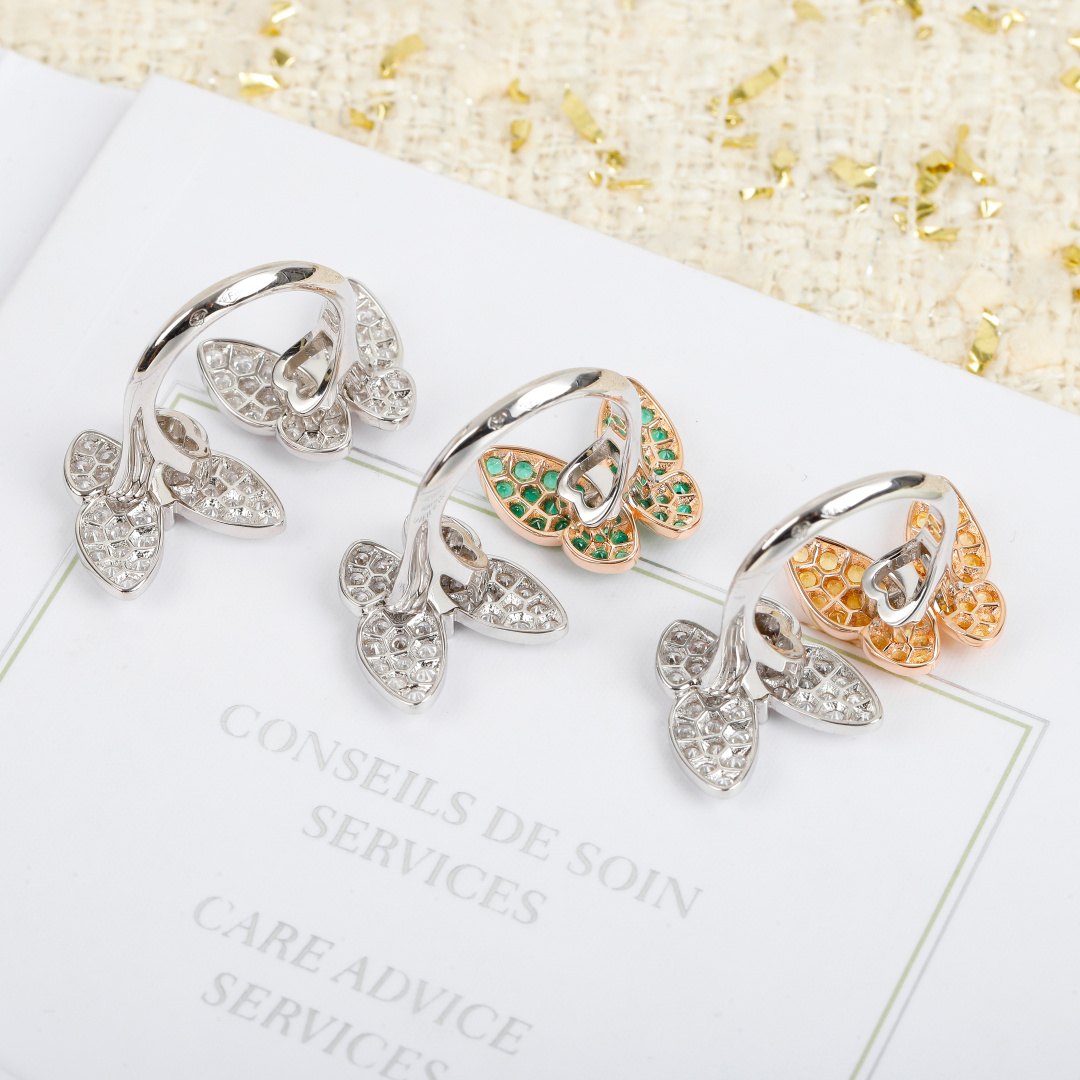 ¥ 210【我们出品】蝴蝶戒指 ZP💰109 000+ 认准唯一一家真正购入珠宝类ZP开发的，可订做真金真钻，只做对版ZP真金货，Pk市面各种金货❗️

【灭世精工版】Two Butterfly珠宝系列重新演绎世家所钟爱的主题。这些璀璨迷人的作品结合色彩与不对称设计，重新诠释了蝴蝶翩飞时的美态。，一定要入，因为，不仅好看，做得也实在是太好太无敌了，性价比实在是高到不要不要的❗️一边彩色钻，一边白色钻，再现不对称的设计美感，蝴蝶在春风中起舞的灵动姿态栩栩如生。
请记住蝴蝶结的爪子都是银色的，无论是蝴蝶本身是什么颜色的，它的爪子都是银色的，采用高级电镀，精湛的工艺生产，大大提升了产品的成本。通体925银材质制作而成，厚金电镀，保色程度更久，就PK❗️❗️❗️❗️❗️美翻了😍