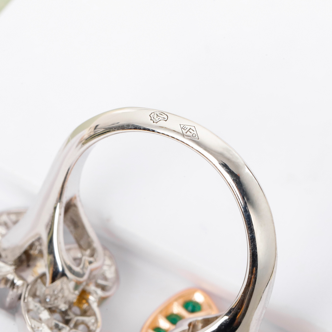 ¥ 210【我们出品】蝴蝶戒指 ZP💰109 000+ 认准唯一一家真正购入珠宝类ZP开发的，可订做真金真钻，只做对版ZP真金货，Pk市面各种金货❗️

【灭世精工版】Two Butterfly珠宝系列重新演绎世家所钟爱的主题。这些璀璨迷人的作品结合色彩与不对称设计，重新诠释了蝴蝶翩飞时的美态。，一定要入，因为，不仅好看，做得也实在是太好太无敌了，性价比实在是高到不要不要的❗️一边彩色钻，一边白色钻，再现不对称的设计美感，蝴蝶在春风中起舞的灵动姿态栩栩如生。
请记住蝴蝶结的爪子都是银色的，无论是蝴蝶本身是什么颜色的，它的爪子都是银色的，采用高级电镀，精湛的工艺生产，大大提升了产品的成本。通体925银材质制作而成，厚金电镀，保色程度更久，就PK❗️❗️❗️❗️❗️美翻了😍