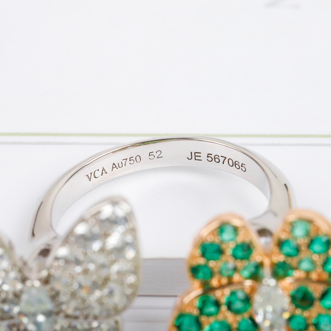 ¥ 210【我们出品】蝴蝶戒指 ZP💰109 000+ 认准唯一一家真正购入珠宝类ZP开发的，可订做真金真钻，只做对版ZP真金货，Pk市面各种金货❗️

【灭世精工版】Two Butterfly珠宝系列重新演绎世家所钟爱的主题。这些璀璨迷人的作品结合色彩与不对称设计，重新诠释了蝴蝶翩飞时的美态。，一定要入，因为，不仅好看，做得也实在是太好太无敌了，性价比实在是高到不要不要的❗️一边彩色钻，一边白色钻，再现不对称的设计美感，蝴蝶在春风中起舞的灵动姿态栩栩如生。
请记住蝴蝶结的爪子都是银色的，无论是蝴蝶本身是什么颜色的，它的爪子都是银色的，采用高级电镀，精湛的工艺生产，大大提升了产品的成本。通体925银材质制作而成，厚金电镀，保色程度更久，就PK❗️❗️❗️❗️❗️美翻了😍