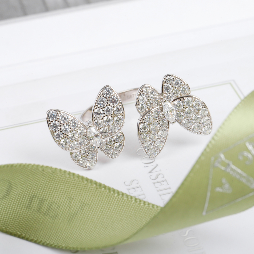 ¥ 210【我们出品】蝴蝶戒指 ZP💰109 000+ 认准唯一一家真正购入珠宝类ZP开发的，可订做真金真钻，只做对版ZP真金货，Pk市面各种金货❗️

【灭世精工版】Two Butterfly珠宝系列重新演绎世家所钟爱的主题。这些璀璨迷人的作品结合色彩与不对称设计，重新诠释了蝴蝶翩飞时的美态。，一定要入，因为，不仅好看，做得也实在是太好太无敌了，性价比实在是高到不要不要的❗️一边彩色钻，一边白色钻，再现不对称的设计美感，蝴蝶在春风中起舞的灵动姿态栩栩如生。
请记住蝴蝶结的爪子都是银色的，无论是蝴蝶本身是什么颜色的，它的爪子都是银色的，采用高级电镀，精湛的工艺生产，大大提升了产品的成本。通体925银材质制作而成，厚金电镀，保色程度更久，就PK❗️❗️❗️❗️❗️美翻了😍