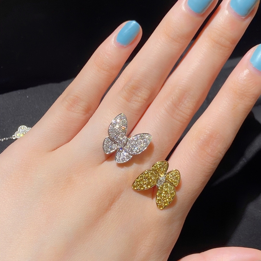¥ 210【我们出品】蝴蝶戒指 ZP💰109 000+ 认准唯一一家真正购入珠宝类ZP开发的，可订做真金真钻，只做对版ZP真金货，Pk市面各种金货❗️

【灭世精工版】Two Butterfly珠宝系列重新演绎世家所钟爱的主题。这些璀璨迷人的作品结合色彩与不对称设计，重新诠释了蝴蝶翩飞时的美态。，一定要入，因为，不仅好看，做得也实在是太好太无敌了，性价比实在是高到不要不要的❗️一边彩色钻，一边白色钻，再现不对称的设计美感，蝴蝶在春风中起舞的灵动姿态栩栩如生。
请记住蝴蝶结的爪子都是银色的，无论是蝴蝶本身是什么颜色的，它的爪子都是银色的，采用高级电镀，精湛的工艺生产，大大提升了产品的成本。通体925银材质制作而成，厚金电镀，保色程度更久，就PK❗️❗️❗️❗️❗️美翻了😍