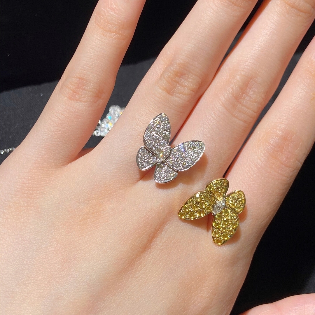 ¥ 210【我们出品】蝴蝶戒指 ZP💰109 000+ 认准唯一一家真正购入珠宝类ZP开发的，可订做真金真钻，只做对版ZP真金货，Pk市面各种金货❗️

【灭世精工版】Two Butterfly珠宝系列重新演绎世家所钟爱的主题。这些璀璨迷人的作品结合色彩与不对称设计，重新诠释了蝴蝶翩飞时的美态。，一定要入，因为，不仅好看，做得也实在是太好太无敌了，性价比实在是高到不要不要的❗️一边彩色钻，一边白色钻，再现不对称的设计美感，蝴蝶在春风中起舞的灵动姿态栩栩如生。
请记住蝴蝶结的爪子都是银色的，无论是蝴蝶本身是什么颜色的，它的爪子都是银色的，采用高级电镀，精湛的工艺生产，大大提升了产品的成本。通体925银材质制作而成，厚金电镀，保色程度更久，就PK❗️❗️❗️❗️❗️美翻了😍