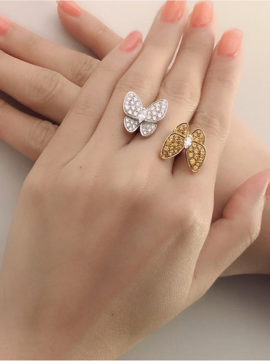 ¥ 210【我们出品】蝴蝶戒指 ZP💰109 000+ 认准唯一一家真正购入珠宝类ZP开发的，可订做真金真钻，只做对版ZP真金货，Pk市面各种金货❗️

【灭世精工版】Two Butterfly珠宝系列重新演绎世家所钟爱的主题。这些璀璨迷人的作品结合色彩与不对称设计，重新诠释了蝴蝶翩飞时的美态。，一定要入，因为，不仅好看，做得也实在是太好太无敌了，性价比实在是高到不要不要的❗️一边彩色钻，一边白色钻，再现不对称的设计美感，蝴蝶在春风中起舞的灵动姿态栩栩如生。
请记住蝴蝶结的爪子都是银色的，无论是蝴蝶本身是什么颜色的，它的爪子都是银色的，采用高级电镀，精湛的工艺生产，大大提升了产品的成本。通体925银材质制作而成，厚金电镀，保色程度更久，就PK❗️❗️❗️❗️❗️美翻了😍