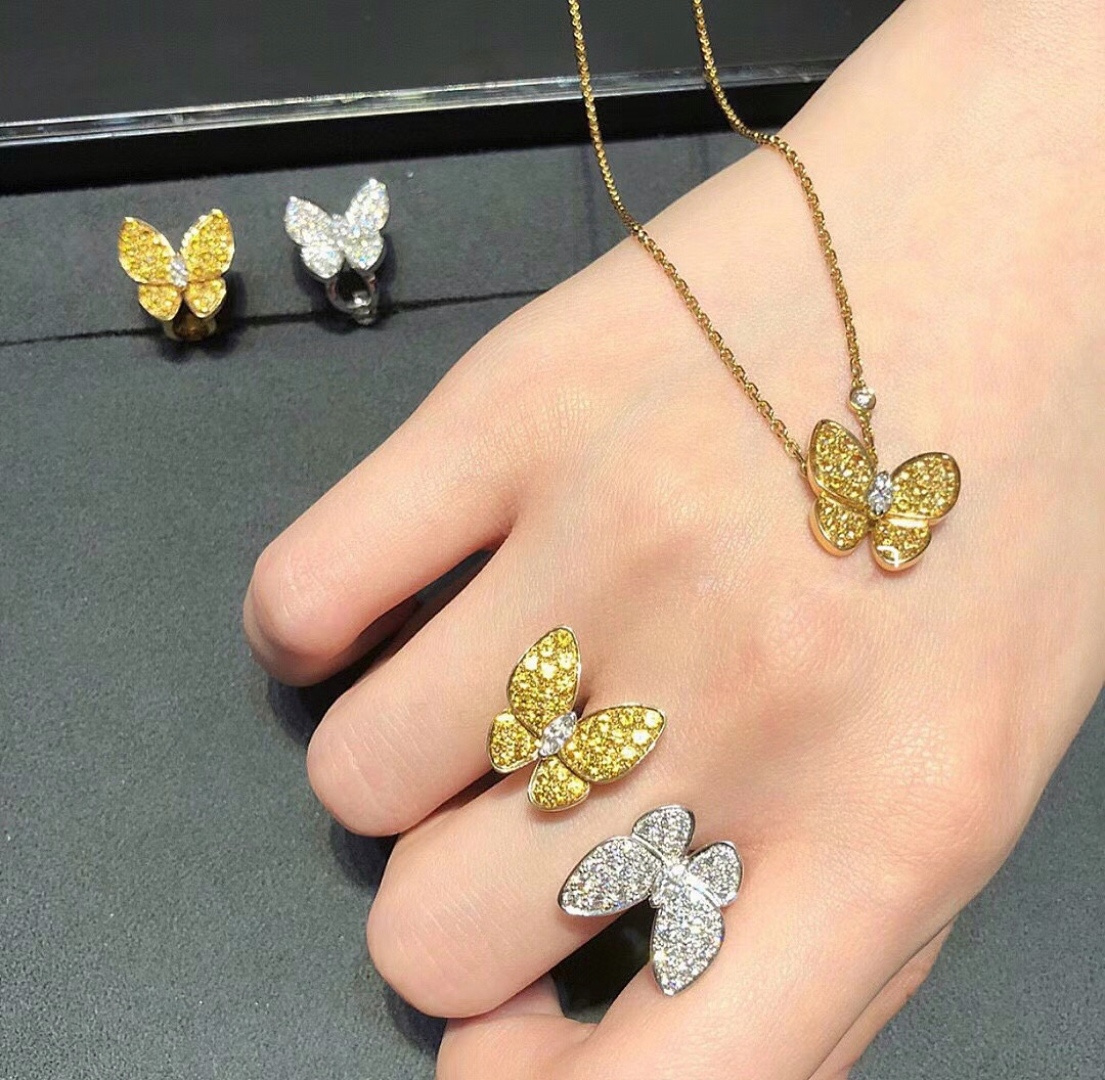 ¥ 210【我们出品】蝴蝶戒指 ZP💰109 000+ 认准唯一一家真正购入珠宝类ZP开发的，可订做真金真钻，只做对版ZP真金货，Pk市面各种金货❗️

【灭世精工版】Two Butterfly珠宝系列重新演绎世家所钟爱的主题。这些璀璨迷人的作品结合色彩与不对称设计，重新诠释了蝴蝶翩飞时的美态。，一定要入，因为，不仅好看，做得也实在是太好太无敌了，性价比实在是高到不要不要的❗️一边彩色钻，一边白色钻，再现不对称的设计美感，蝴蝶在春风中起舞的灵动姿态栩栩如生。
请记住蝴蝶结的爪子都是银色的，无论是蝴蝶本身是什么颜色的，它的爪子都是银色的，采用高级电镀，精湛的工艺生产，大大提升了产品的成本。通体925银材质制作而成，厚金电镀，保色程度更久，就PK❗️❗️❗️❗️❗️美翻了😍