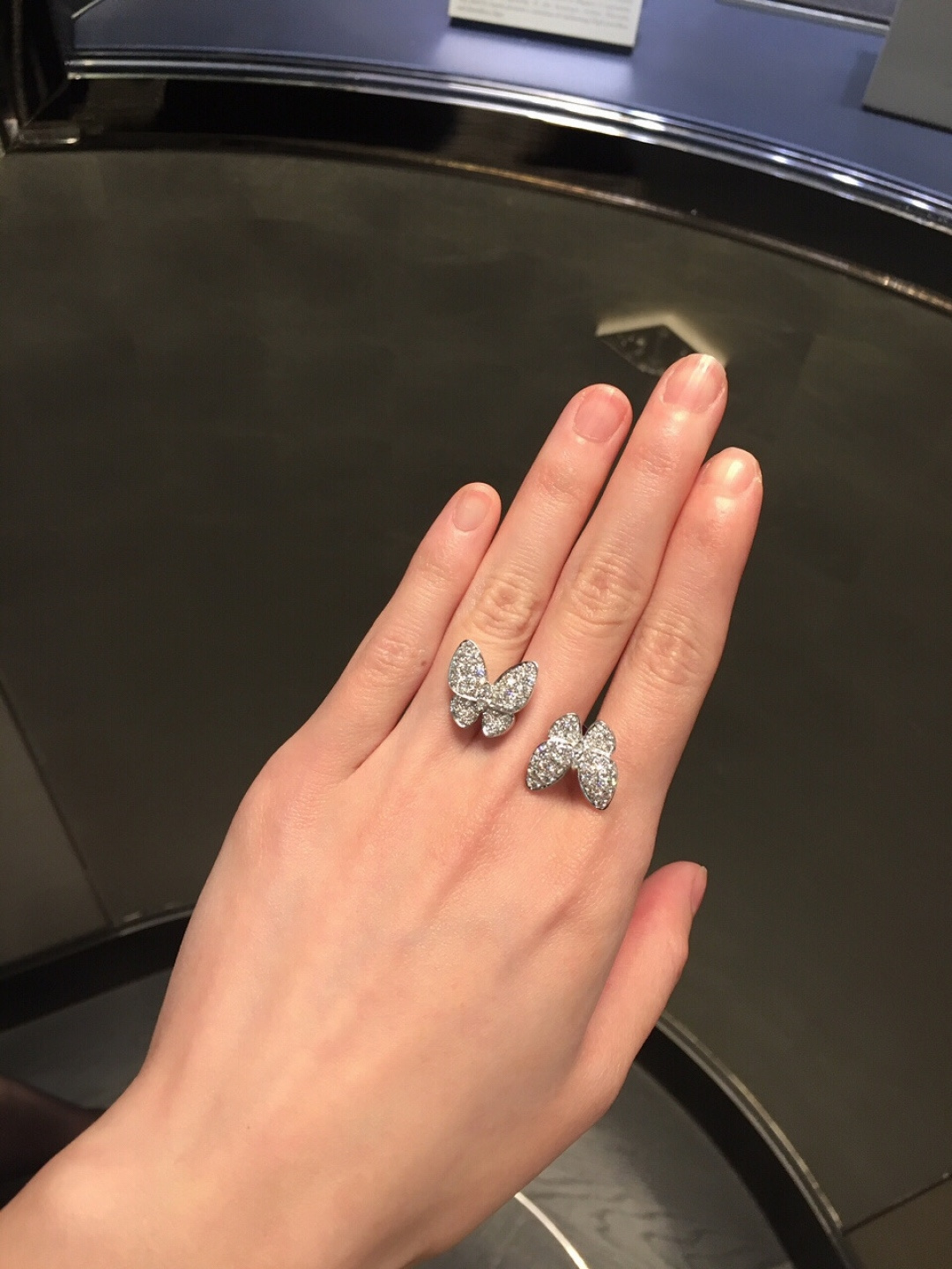 ¥ 210【我们出品】蝴蝶戒指 ZP💰109 000+ 认准唯一一家真正购入珠宝类ZP开发的，可订做真金真钻，只做对版ZP真金货，Pk市面各种金货❗️

【灭世精工版】Two Butterfly珠宝系列重新演绎世家所钟爱的主题。这些璀璨迷人的作品结合色彩与不对称设计，重新诠释了蝴蝶翩飞时的美态。，一定要入，因为，不仅好看，做得也实在是太好太无敌了，性价比实在是高到不要不要的❗️一边彩色钻，一边白色钻，再现不对称的设计美感，蝴蝶在春风中起舞的灵动姿态栩栩如生。
请记住蝴蝶结的爪子都是银色的，无论是蝴蝶本身是什么颜色的，它的爪子都是银色的，采用高级电镀，精湛的工艺生产，大大提升了产品的成本。通体925银材质制作而成，厚金电镀，保色程度更久，就PK❗️❗️❗️❗️❗️美翻了😍