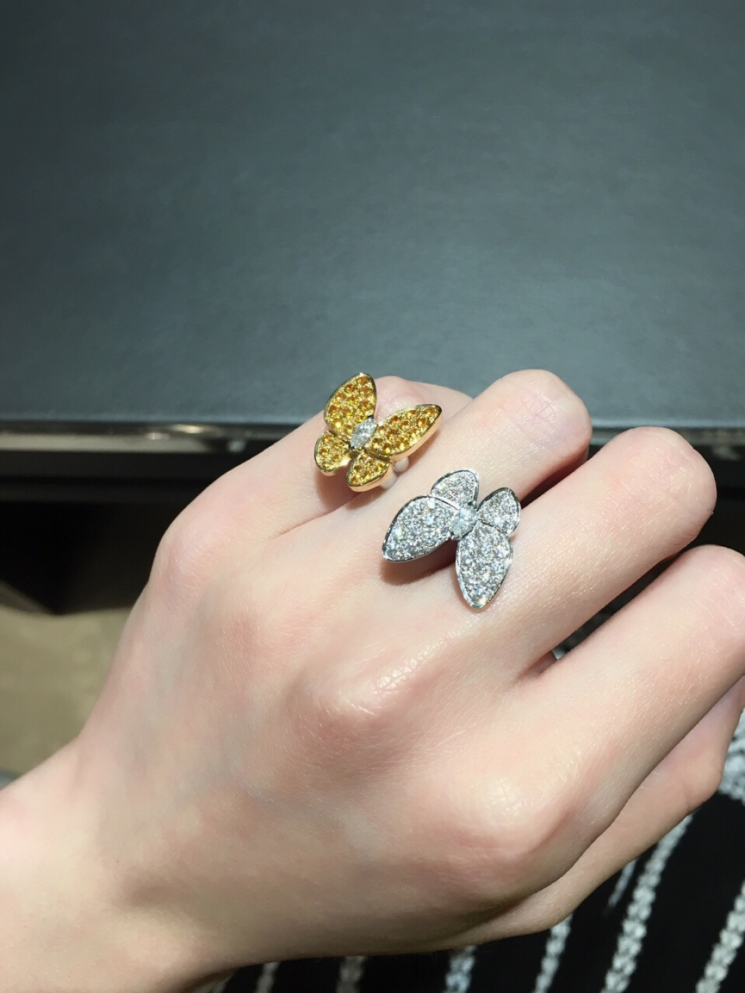 ¥ 210【我们出品】蝴蝶戒指 ZP💰109 000+ 认准唯一一家真正购入珠宝类ZP开发的，可订做真金真钻，只做对版ZP真金货，Pk市面各种金货❗️

【灭世精工版】Two Butterfly珠宝系列重新演绎世家所钟爱的主题。这些璀璨迷人的作品结合色彩与不对称设计，重新诠释了蝴蝶翩飞时的美态。，一定要入，因为，不仅好看，做得也实在是太好太无敌了，性价比实在是高到不要不要的❗️一边彩色钻，一边白色钻，再现不对称的设计美感，蝴蝶在春风中起舞的灵动姿态栩栩如生。
请记住蝴蝶结的爪子都是银色的，无论是蝴蝶本身是什么颜色的，它的爪子都是银色的，采用高级电镀，精湛的工艺生产，大大提升了产品的成本。通体925银材质制作而成，厚金电镀，保色程度更久，就PK❗️❗️❗️❗️❗️美翻了😍